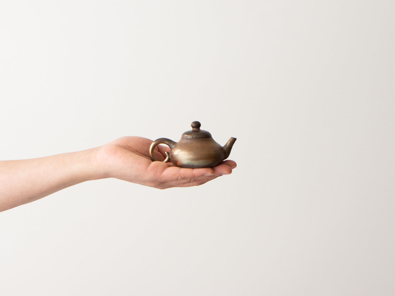 Premium Handcrafted Bronze Teapot - Elegant No. 4 Design for Tea Lovers | Perfect for Home, Office & Gift Giving | Traditional & Modern Tea Ceremonies