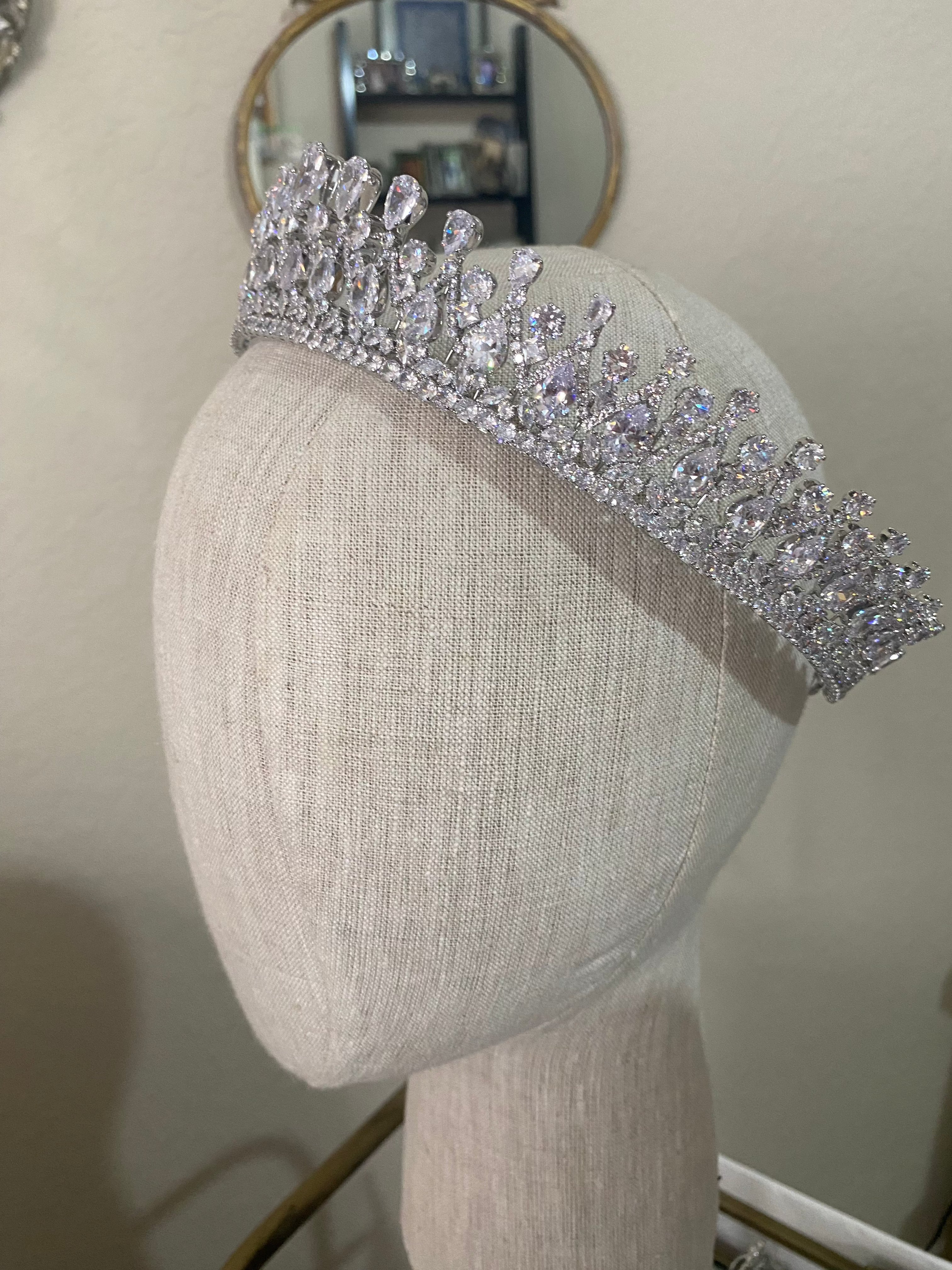 Royal Bridal Crown for Women - Elegant Wedding Tiara with Crystals & Pearls - Perfect for Brides, Prom, Pageants & Special Occasions