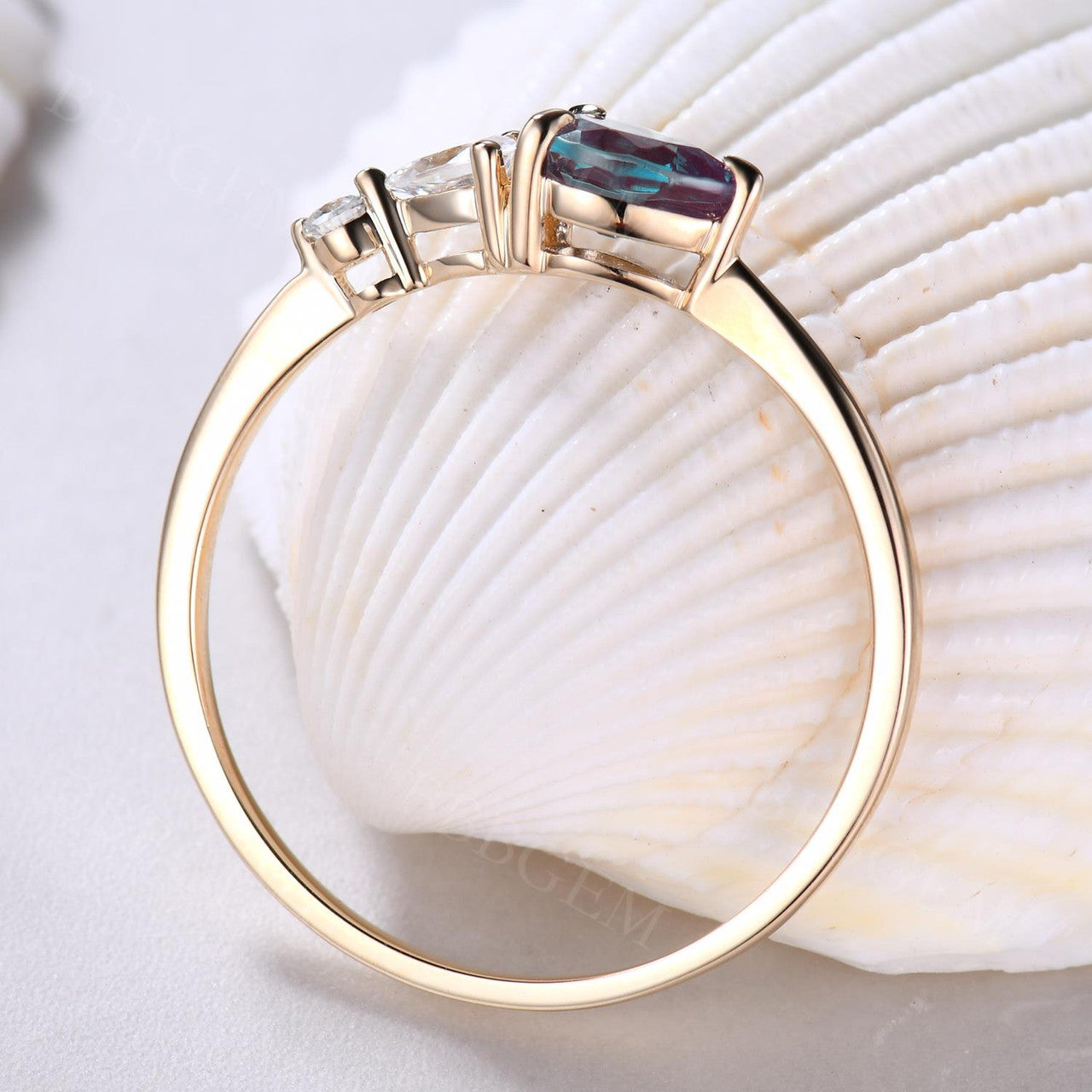 Exquisite Alexandrite & Moissanite Three-Stone Engagement Ring in Rose Gold – Perfect for Proposals, Anniversaries, and Special Occasions