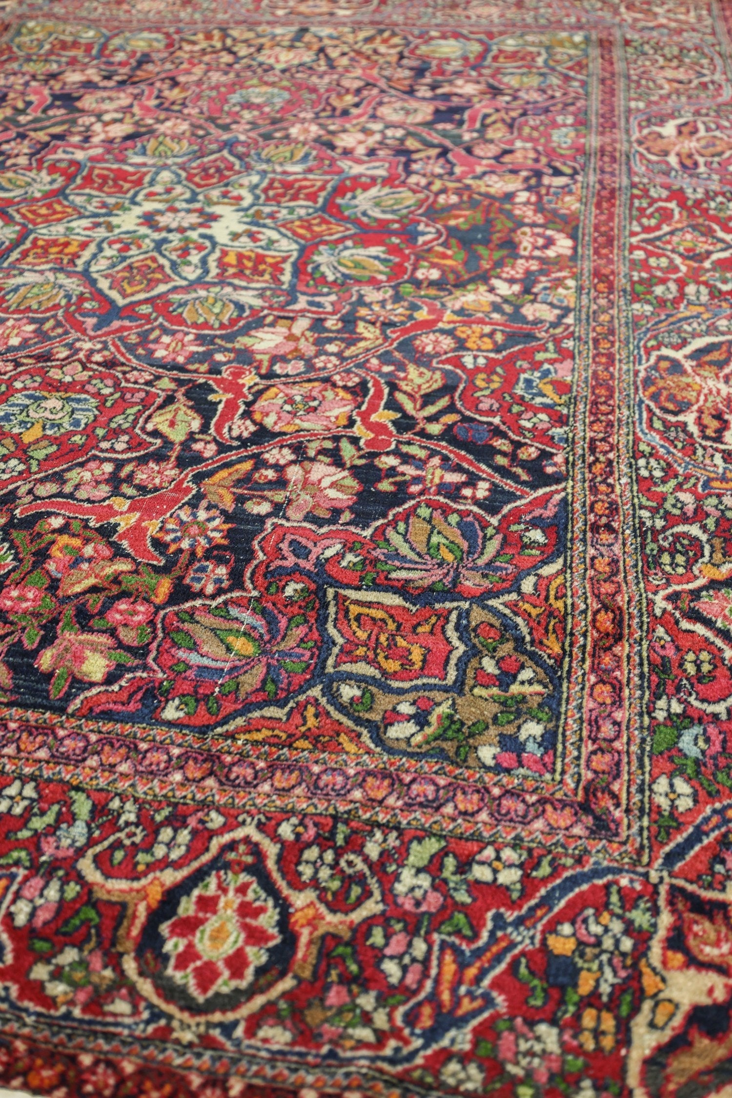 Handwoven Antique Isphahan Persian Rug - Traditional Oriental Carpet J71266 - Perfect for Living Room, Bedroom & Home Decor