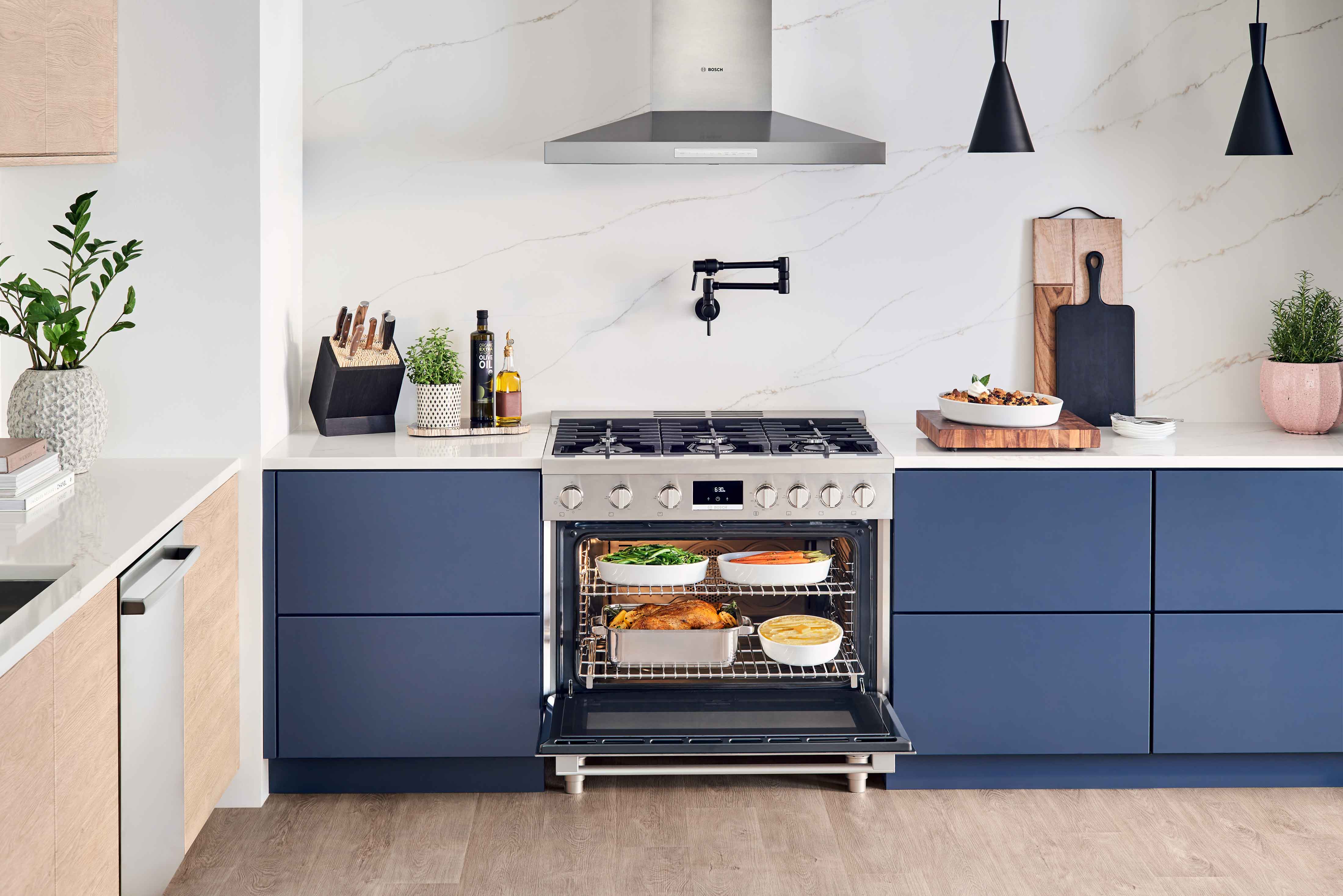 Bosch 36-Inch Professional Gas Range with 5 Burners, Stainless Steel HGS8655UC - Perfect for Home Chefs & Commercial Kitchens