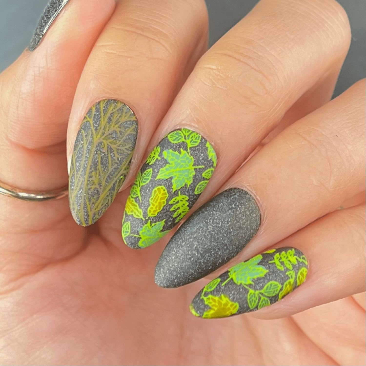 Maniology Falling Leaves Nail Stamping Plate - Oak & Maple Leaf Designs for Autumn Nail Art | DIY Fall Manicure Kit | Perfect for Halloween, Thanksgiving & Seasonal Nail Designs