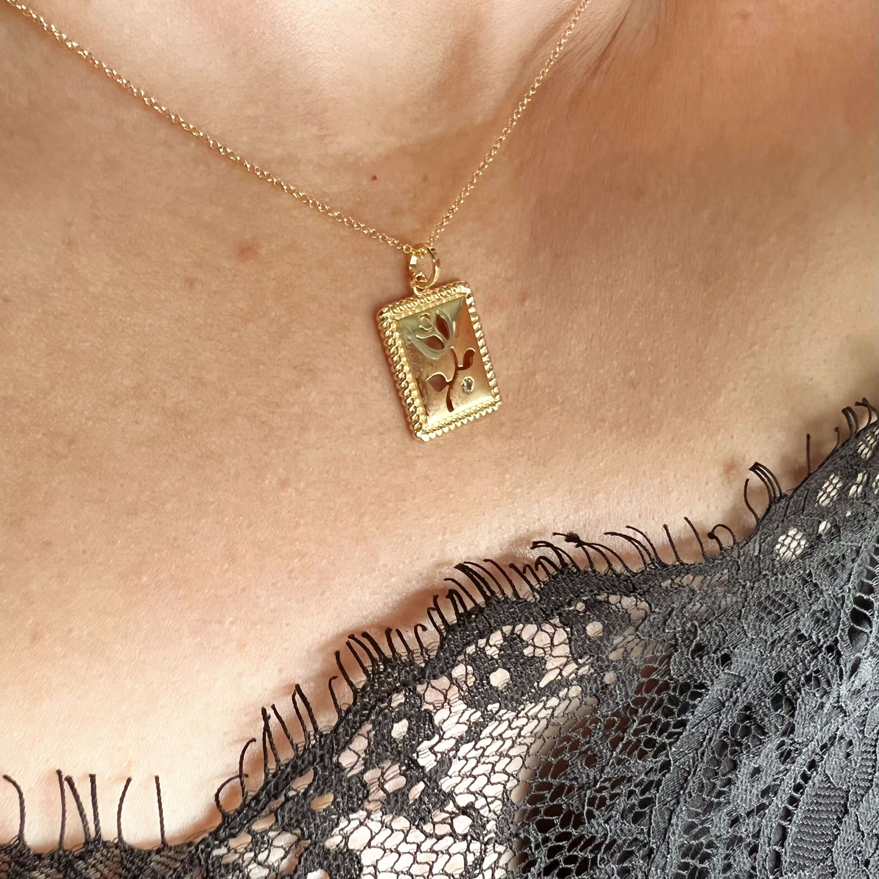18K Gold Filled Floral Pendant Necklace for Women - Elegant Daisy Flower Jewelry Gift for Her, Perfect for Weddings, Anniversaries & Everyday Wear