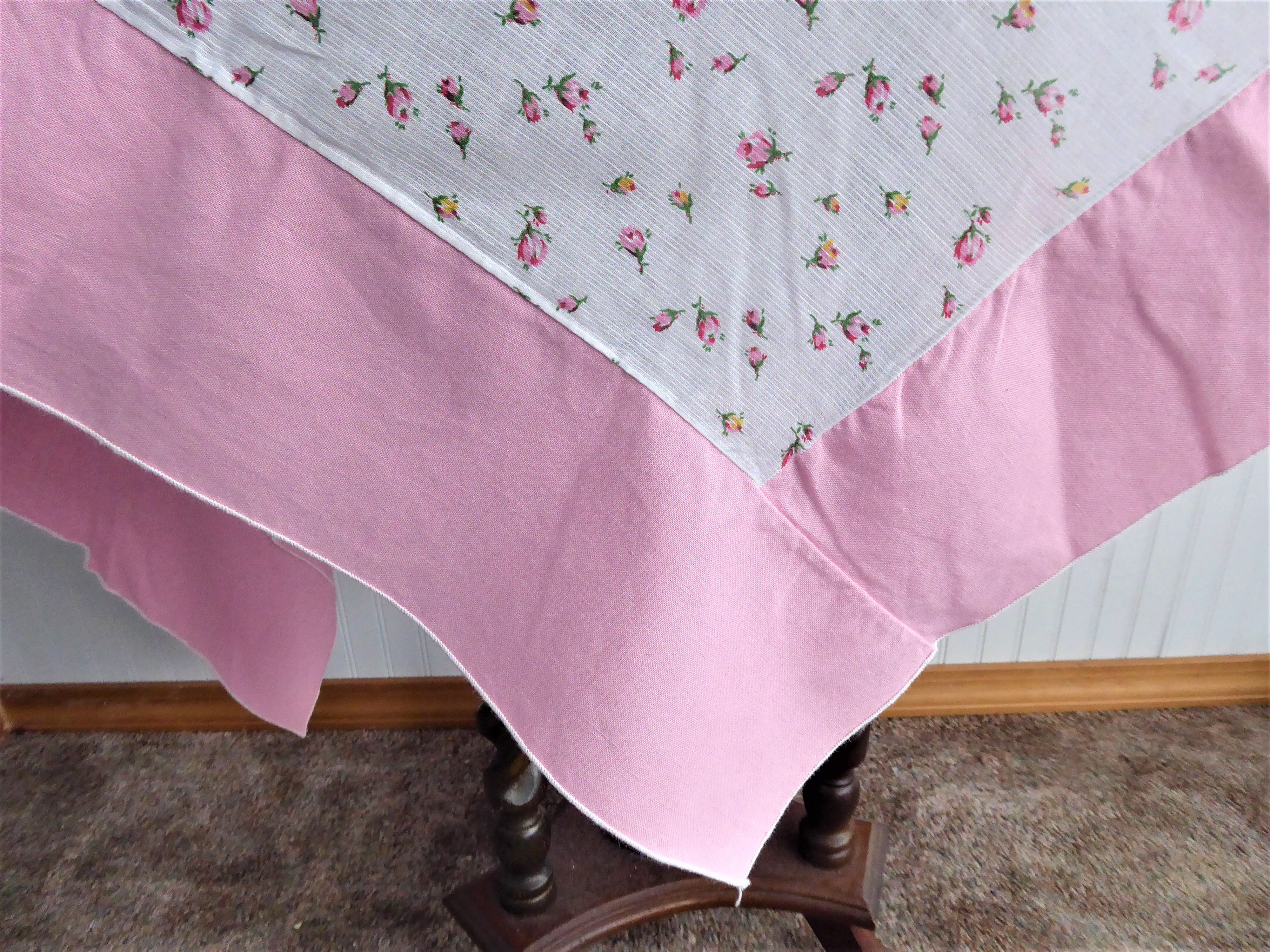 Vintage 1940s Pink Rosebuds Tablecloth Set - 44