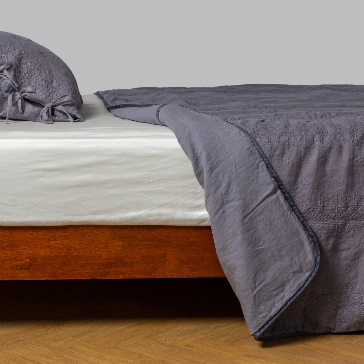 Soft and Cozy Ines Bedspread - Queen Size Luxury Bed Cover for Home Decor - Perfect for Master Bedroom, Guest Room & Airbnb Styling