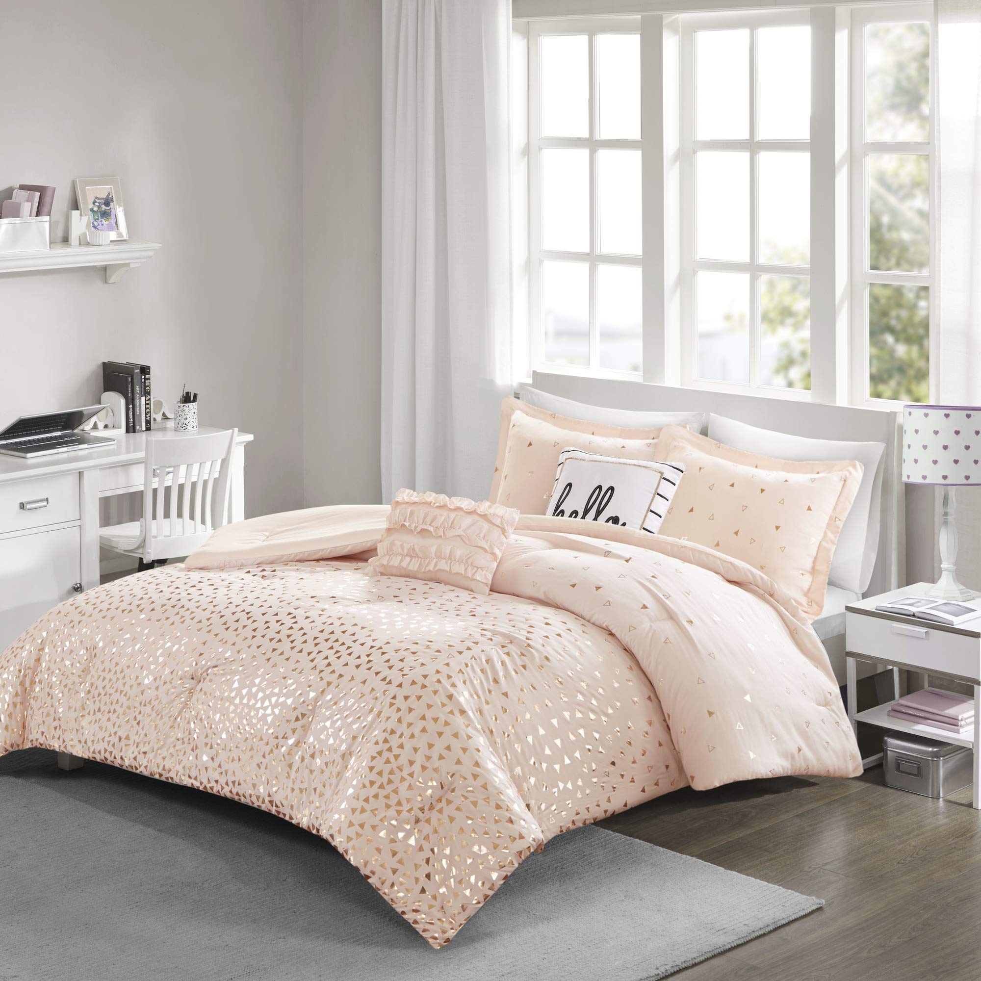 Intelligent Design Zoey Triangle Metallic Print 4-Piece Comforter Set - All Season Cozy Bedding with Matching Sham & Decorative Pillow - Twin/Twin XL Size in Blush Rose Gold - Perfect for Modern Bedrooms, Guest Rooms & Dorm Decor