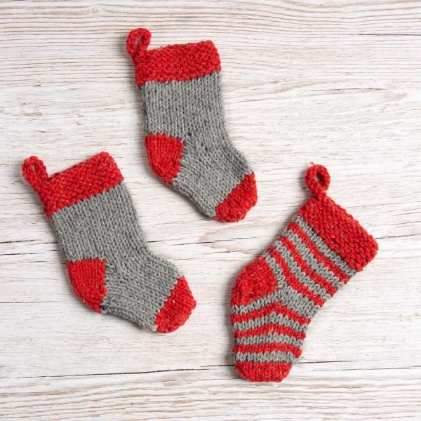 Personalized Christmas Stocking Garland Knitting Kit - DIY Holiday Decor for Fireplace, Mantel, and Festive Home Decorations
