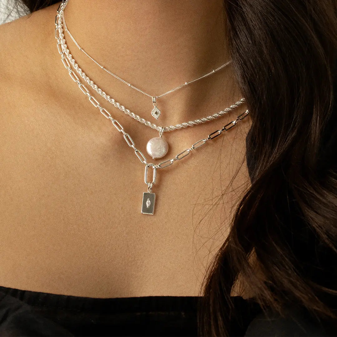 Luminous Charm - Glow in the Dark Pendant Necklace for Women, Fashion Jewelry Gift for Her - Perfect for Night Parties, Concerts & Special Occasions