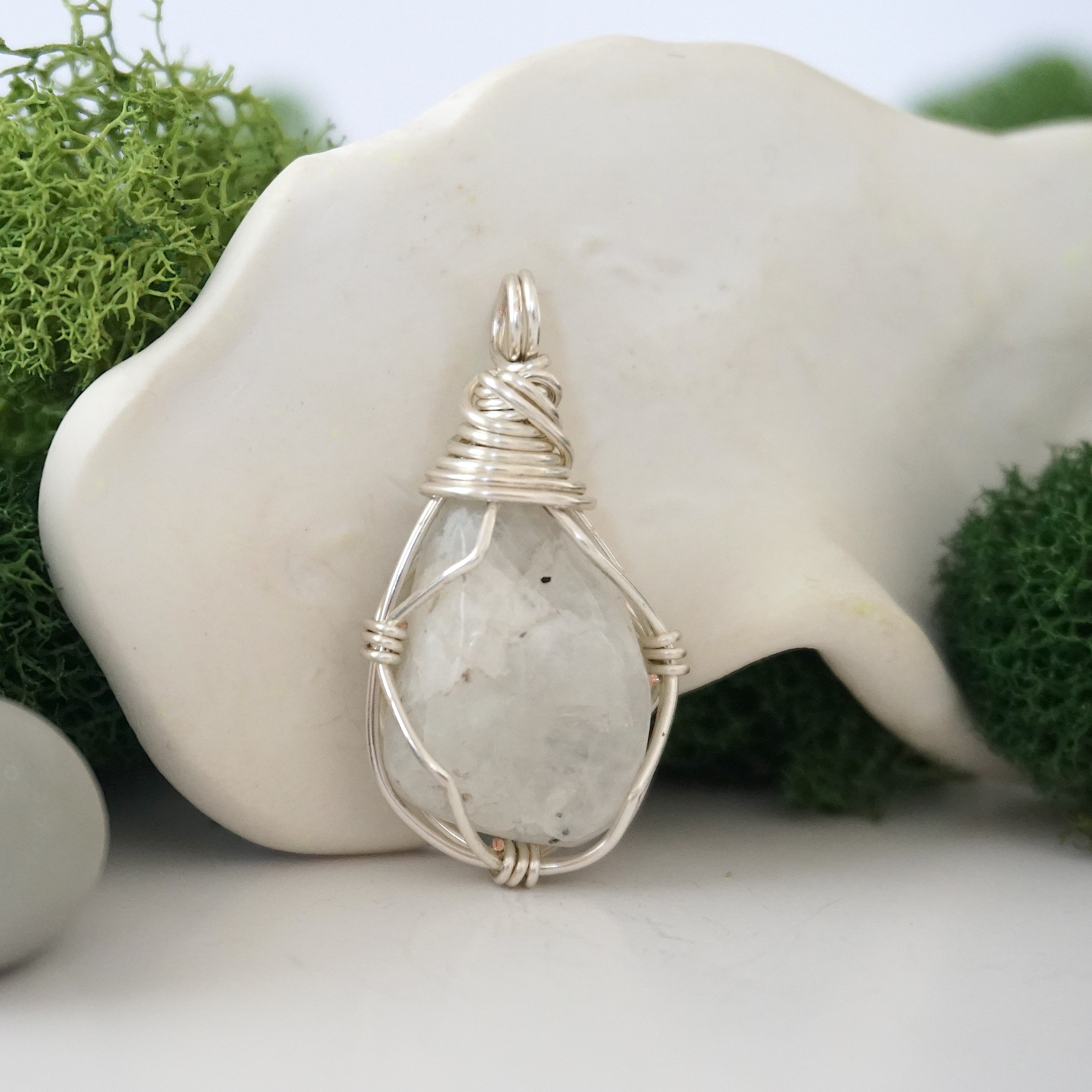 Simple Birthstone Necklace with Rainbow Moonstone Crystal - Elegant Jewelry Gift for Women, Mothers, Girlfriends | Perfect for Birthdays, Anniversaries & Special Occasions