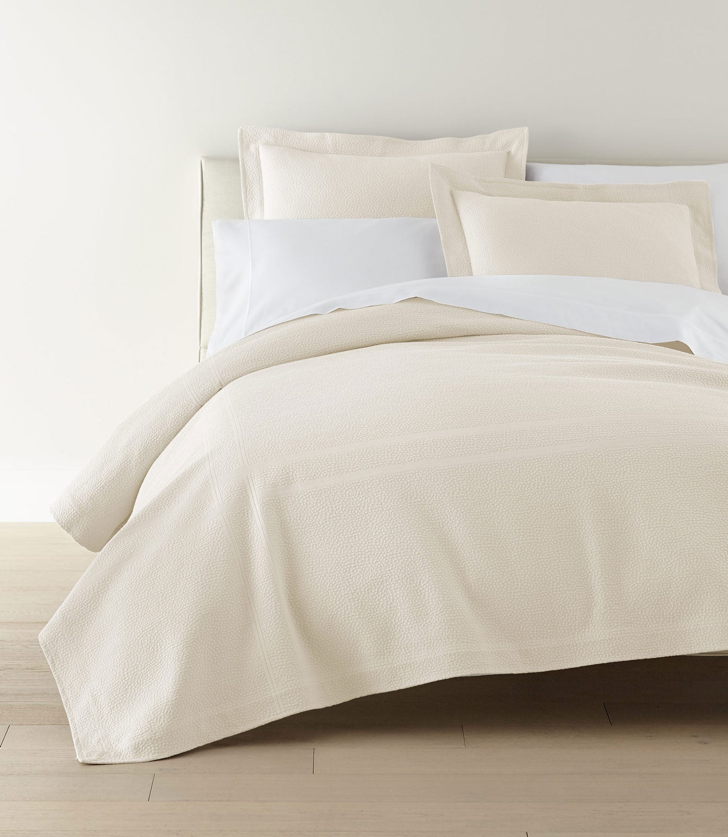 Luxury Montauk Matelassé Coverlet - Queen Size Quilted Bedspread for All Seasons | Soft & Breathable Cotton Blend | Perfect for Master Bedroom, Guest Room & Hotel Decor