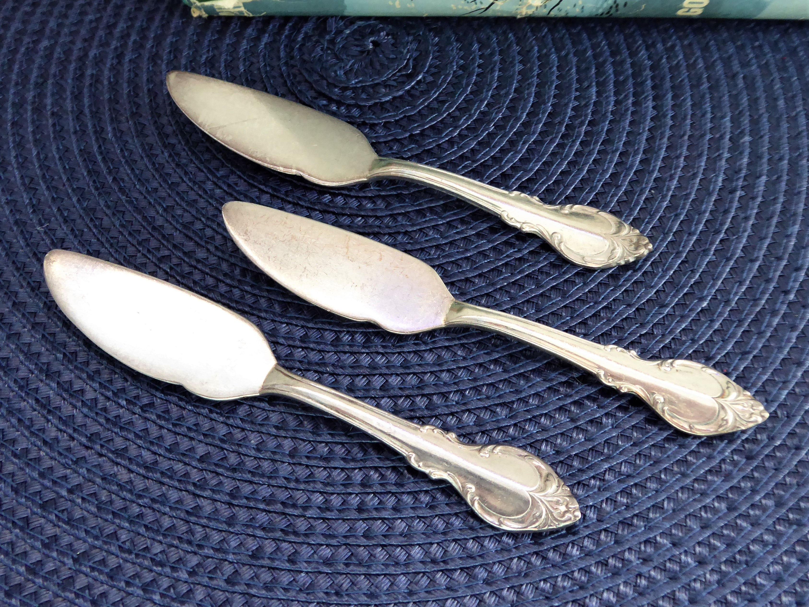 Vintage Holmes & Edwards Silverplate Butter Knives Set of 3 - 1950s Retro Butter Spreaders for Elegant Dining & Tea Parties - Perfect for Antique Collectors & Vintage Tableware Enthusiasts