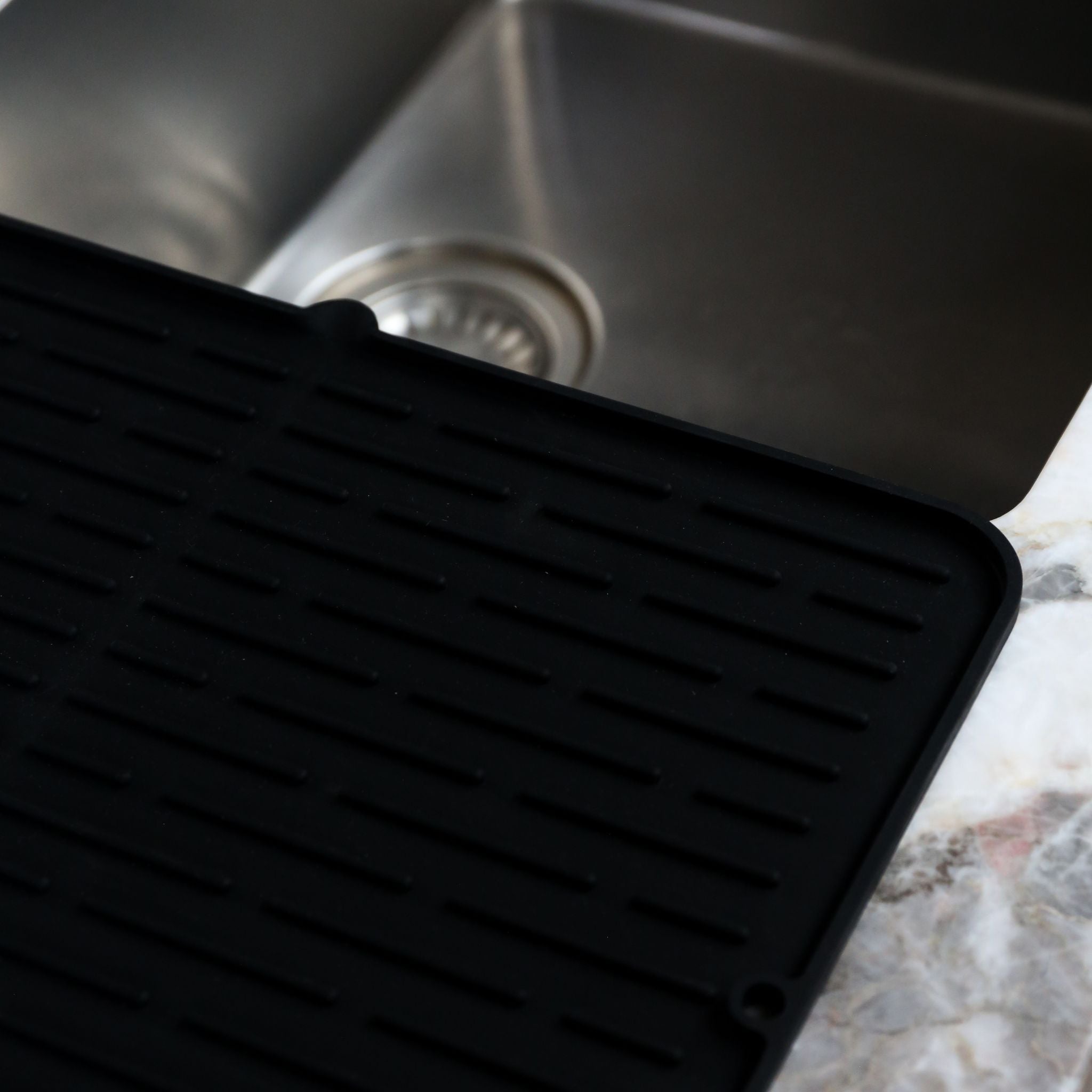 DESIGNSTUFF Large Folding Silicone Drying Mat with Drainage Hole - Black | Non-Slip Dish Drying Rack for Kitchen Counter, Sink & Travel | Perfect for Drying Dishes, Fruits & Vegetables