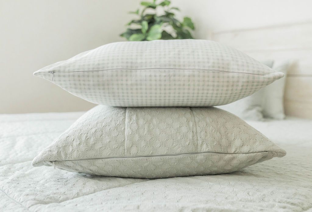 Chloe Luxe Silk Pillowcase for Hair & Skin - Soft & Smooth 100% Mulberry Silk Pillowcase for Beauty Sleep, Wrinkle Prevention & Hair Care - Perfect for Bedroom, Travel & Spa