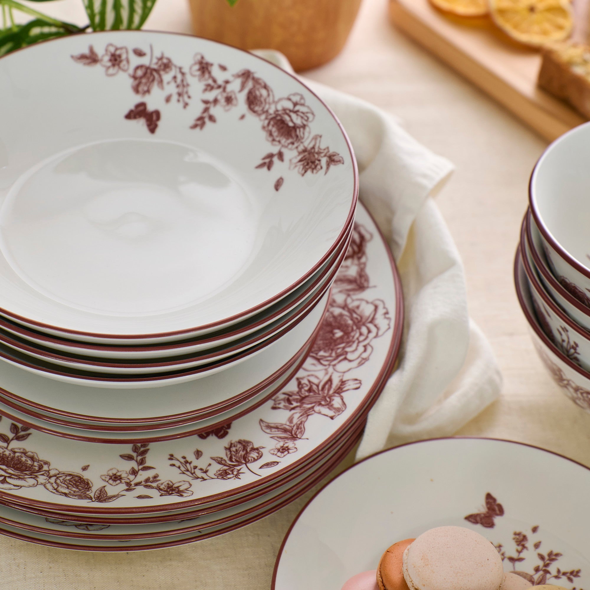 Premium Esme Porcelain Dinnerware Set - Elegant Red 16-Piece Dinnerware for Formal Dining, Holiday Entertaining & Special Occasions