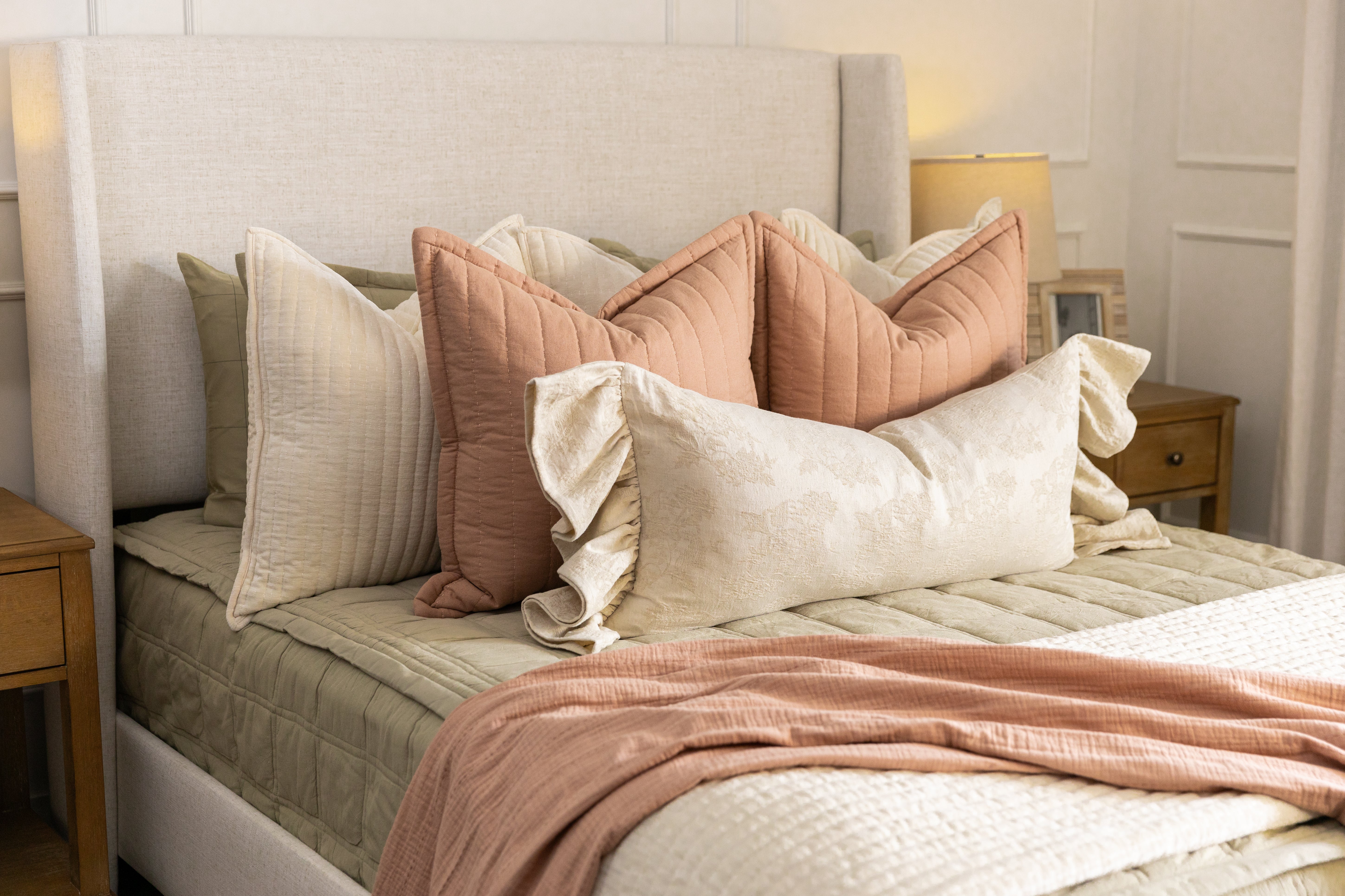 Premium Charlie Luxe Blanket - Ultra Soft & Cozy Throw for Bed, Couch & Travel - Perfect for Gifts, Home Decor & Relaxation