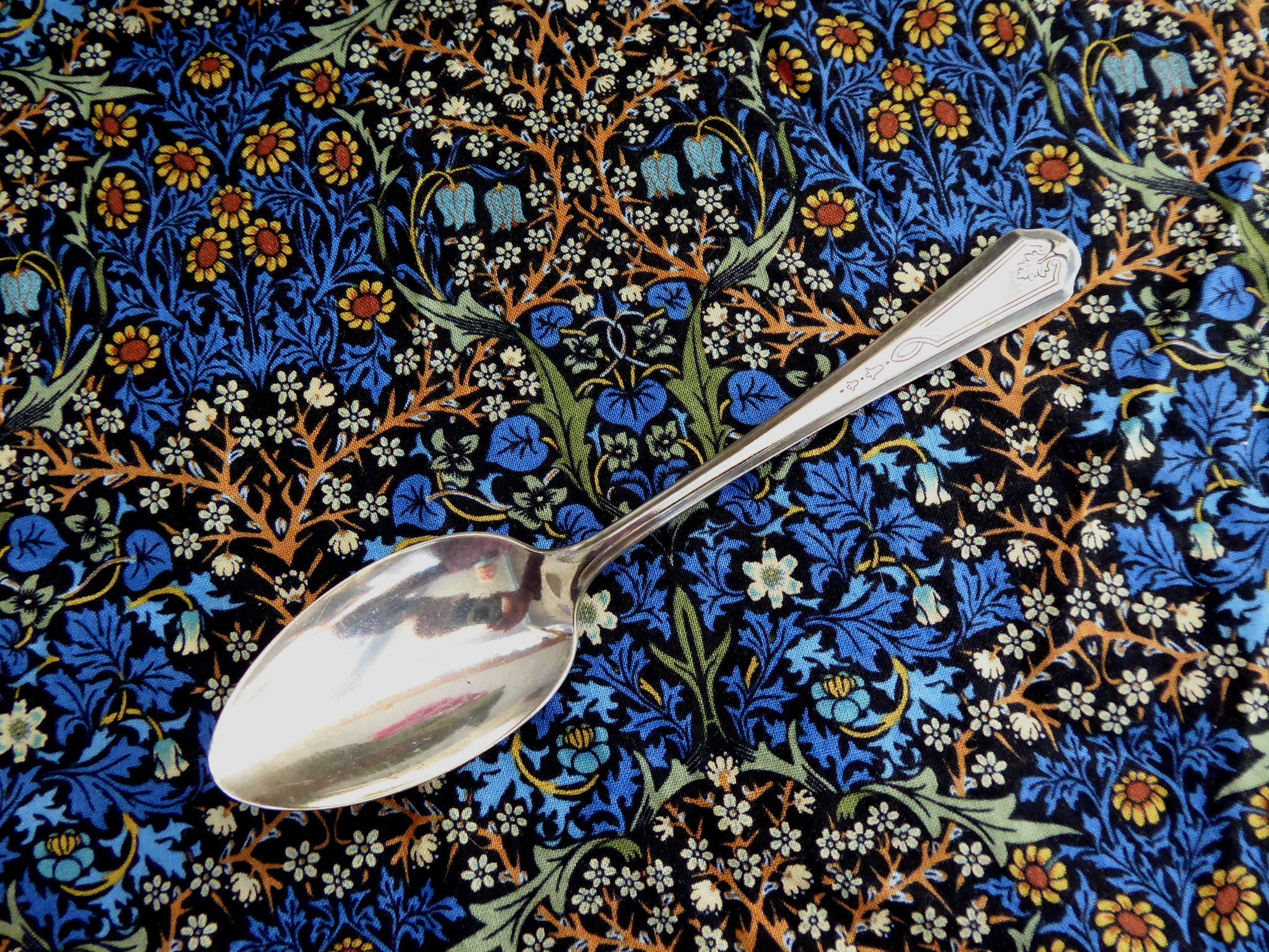 Vintage Oneida Beverly Teaspoon Set - 1920s Leaf & Bellflower Design, Duro Plate Silverware for Afternoon Tea, Dessert, and Elegant Dining