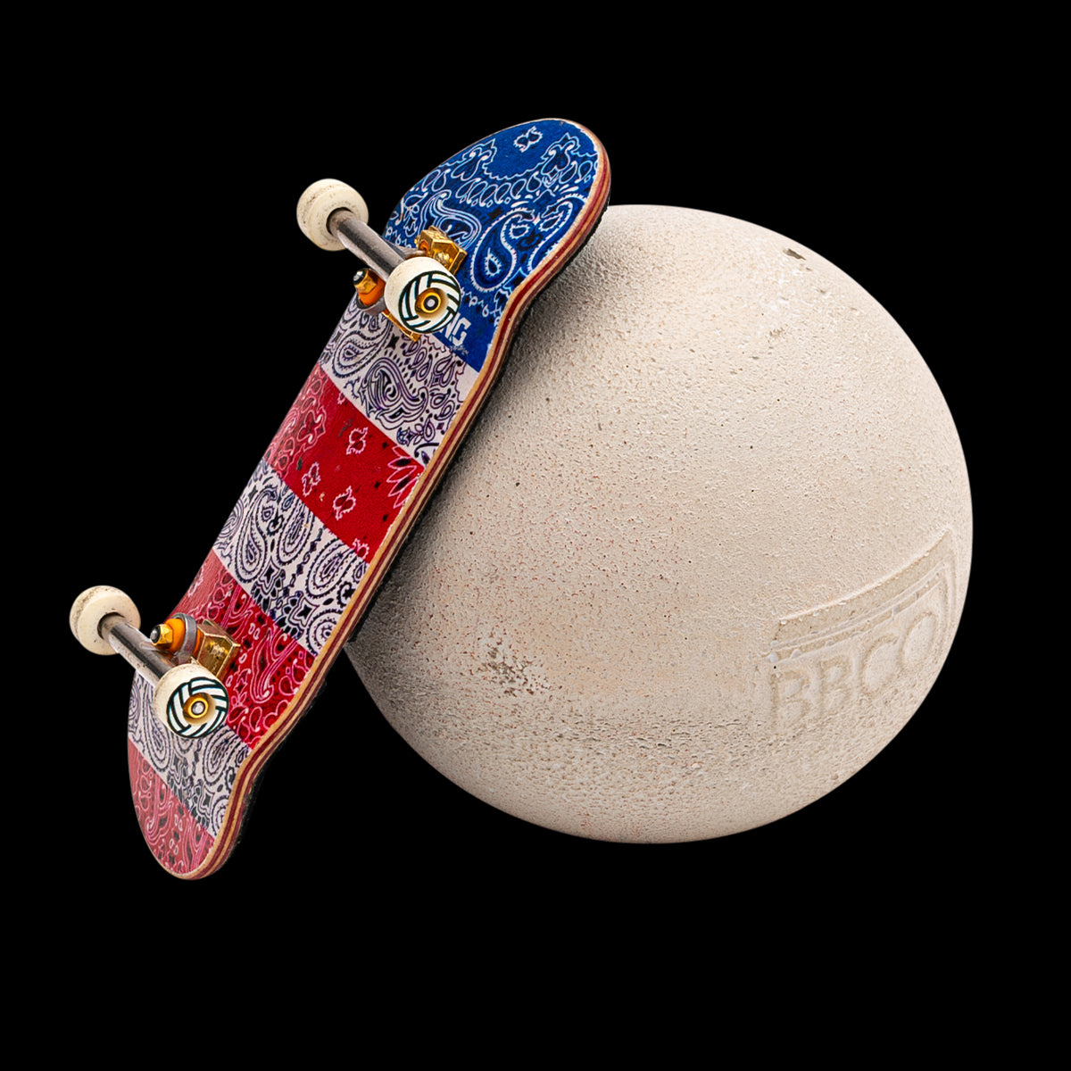 BBCO Fingerboard Ramp with Ball - Mini Skateboard Ramp for Fingerboards - Perfect for Skate Tricks, Stunts & Practice - Great Gift for Skateboard Enthusiasts & Kids - Use at Home, Office or School for Fun Breaks