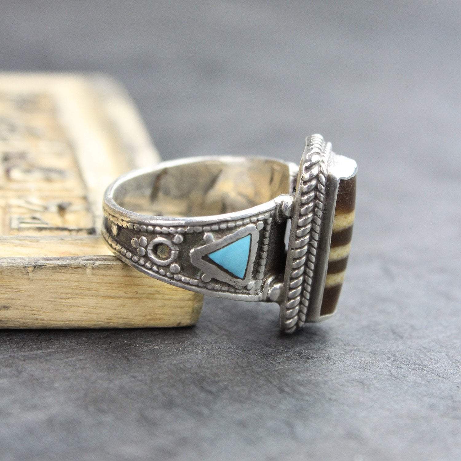 Natural Agate Dzi Bead Ring with Genuine Turquoise Stone - Tibetan Style Spiritual Jewelry for Meditation, Healing & Fashion Accessories