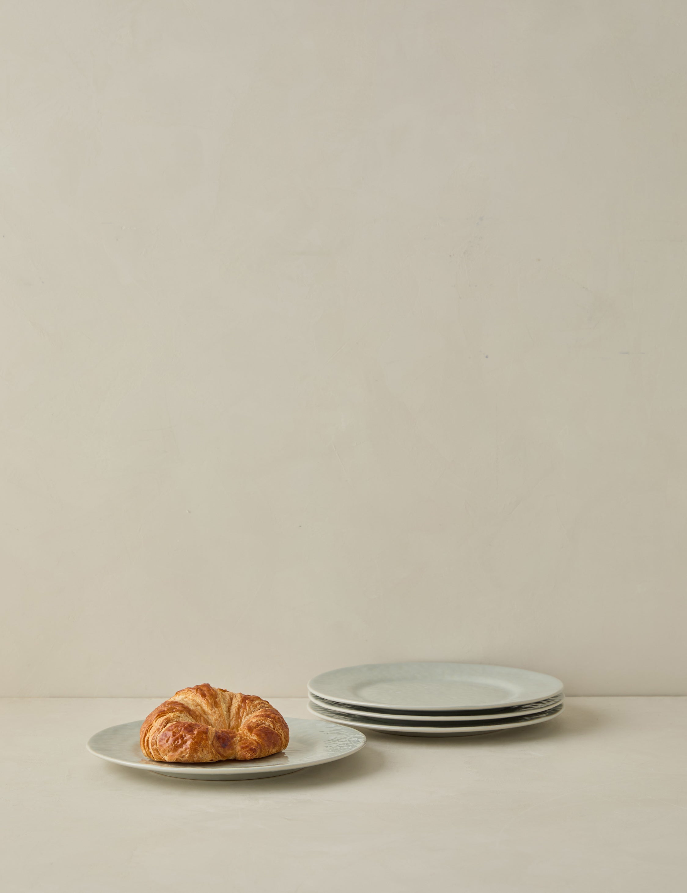 Geneva Stoneware Dinnerware Set - Elegant & Durable Ceramic Plates, Bowls & Mugs for Everyday Use - Perfect for Family Dinners, Restaurants & Home Decor
