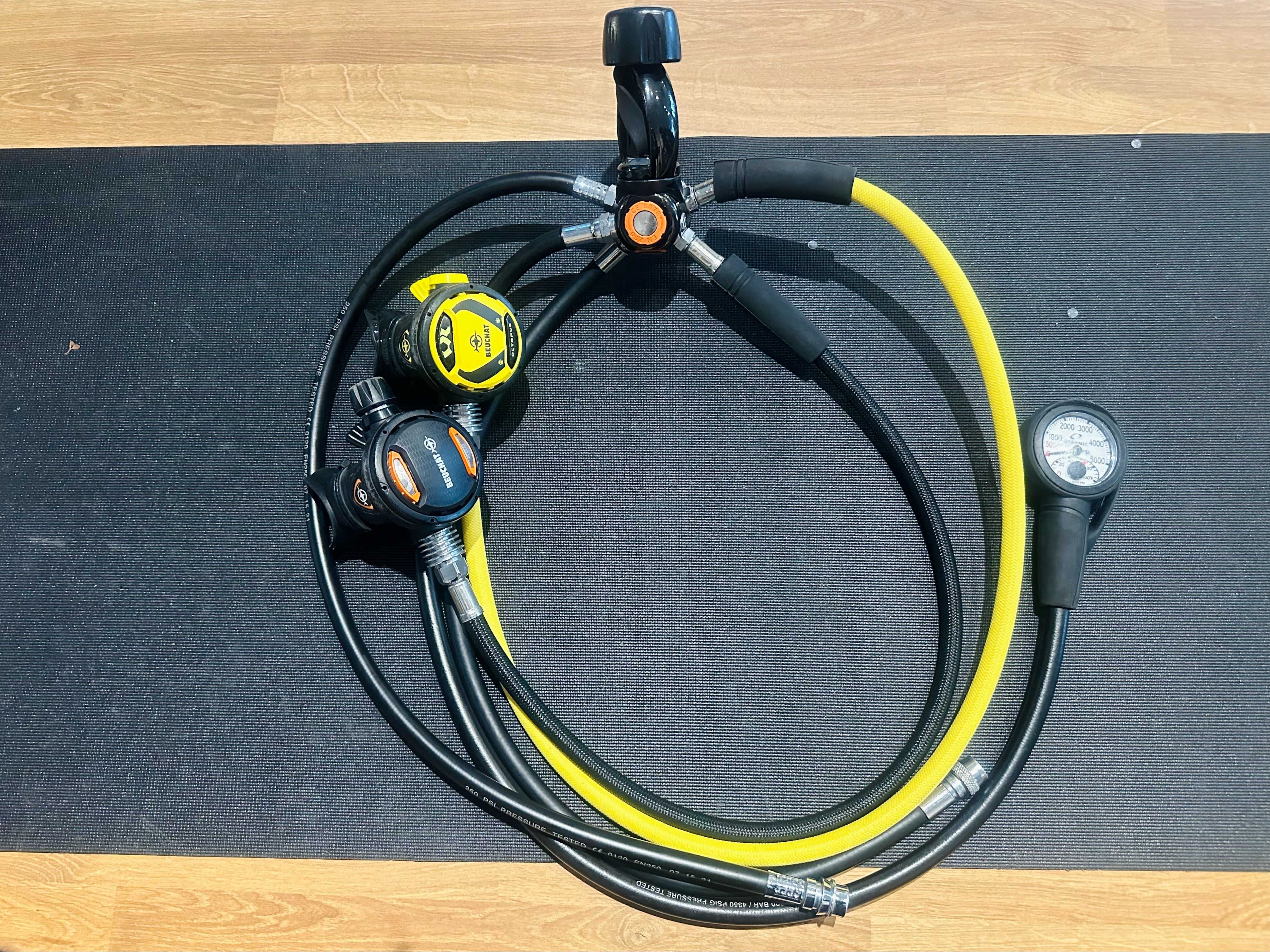 Beuchat VR400 VR Octopus Oceanic SPG Swivel with Boot - Scuba Diving Regulator Accessories for Underwater Adventures
