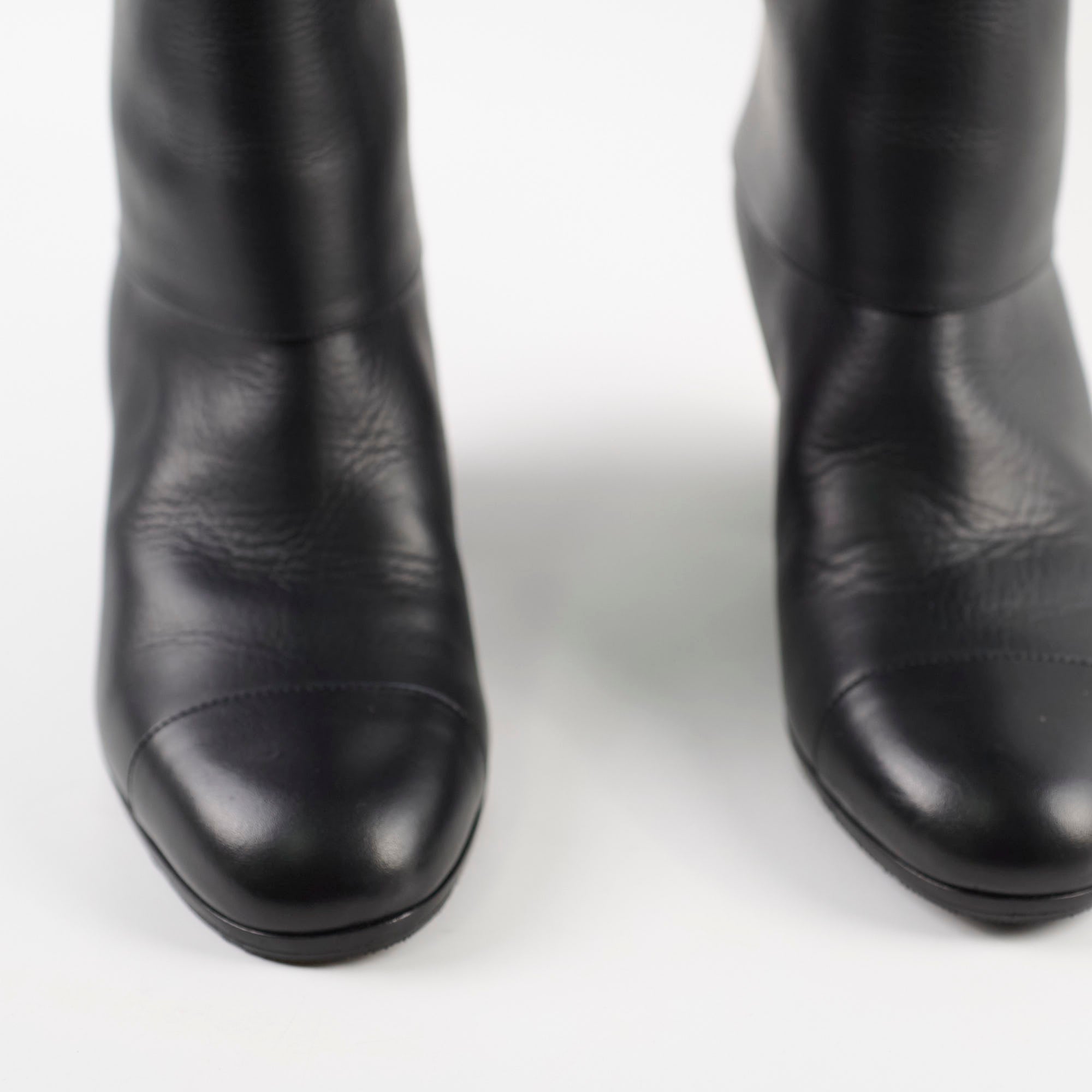 Chanel Black Leather Riding Boots Women's Size 39 - Elegant Equestrian & Winter Fashion Footwear for Riding, Casual Wear & Special Occasions