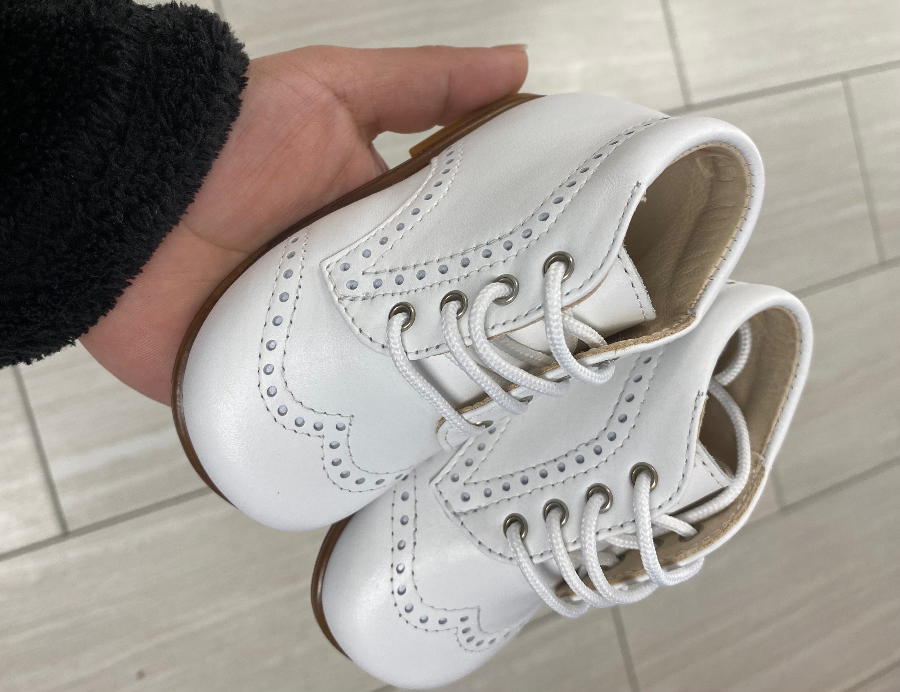 Beberlis White Wingtip Baby Shoes - Classic & Stylish First Walkers for Boys & Girls - Perfect for Special Occasions, Christenings & Photo Shoots