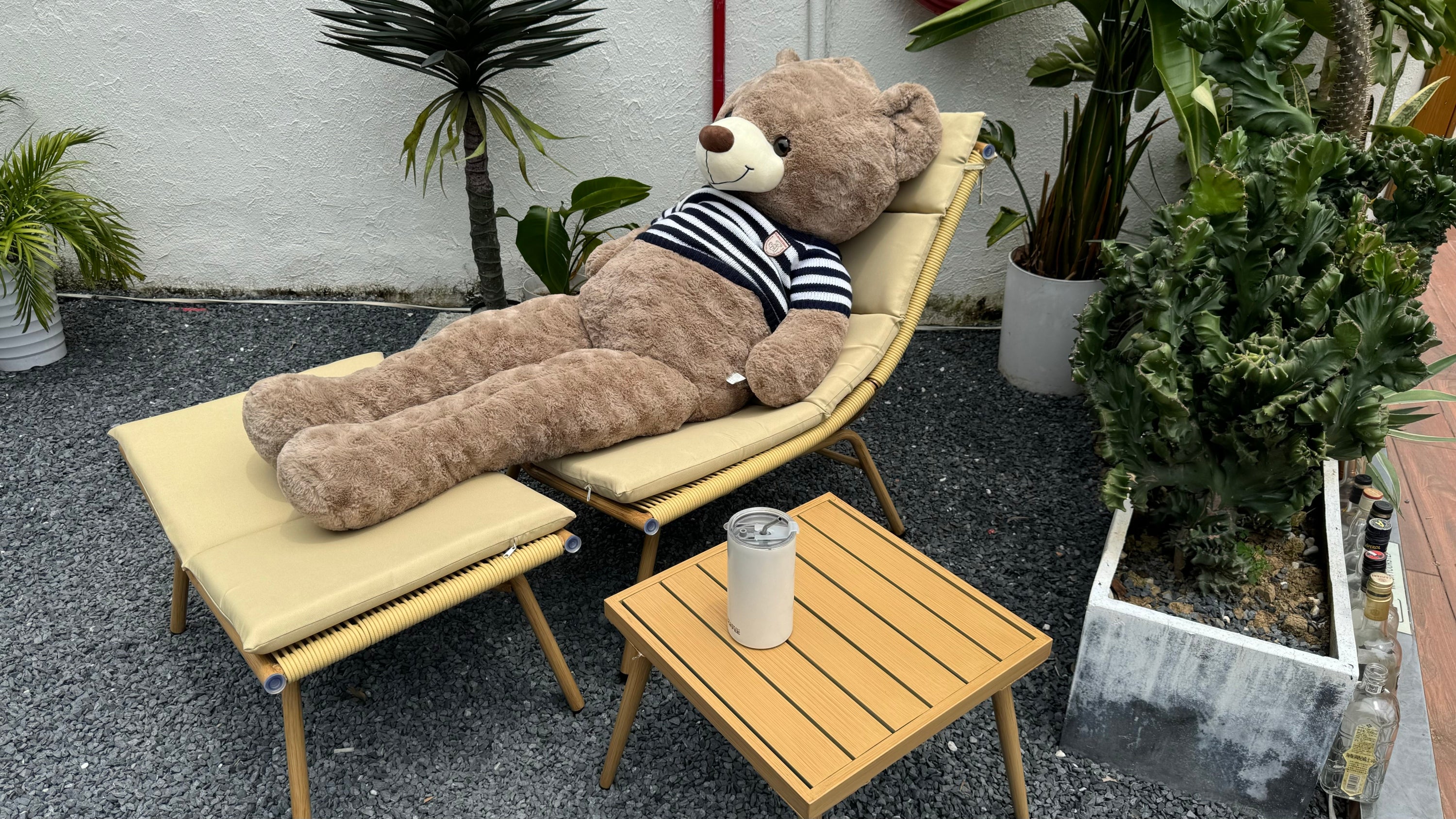Wooden Chaise Lounge Chair with Side Table - Indoor & Outdoor Alloy Frame Recliner (380lbs Capacity) - Perfect for Camping, Gaming, Lunch Breaks, Garden Parties & Sunbathing