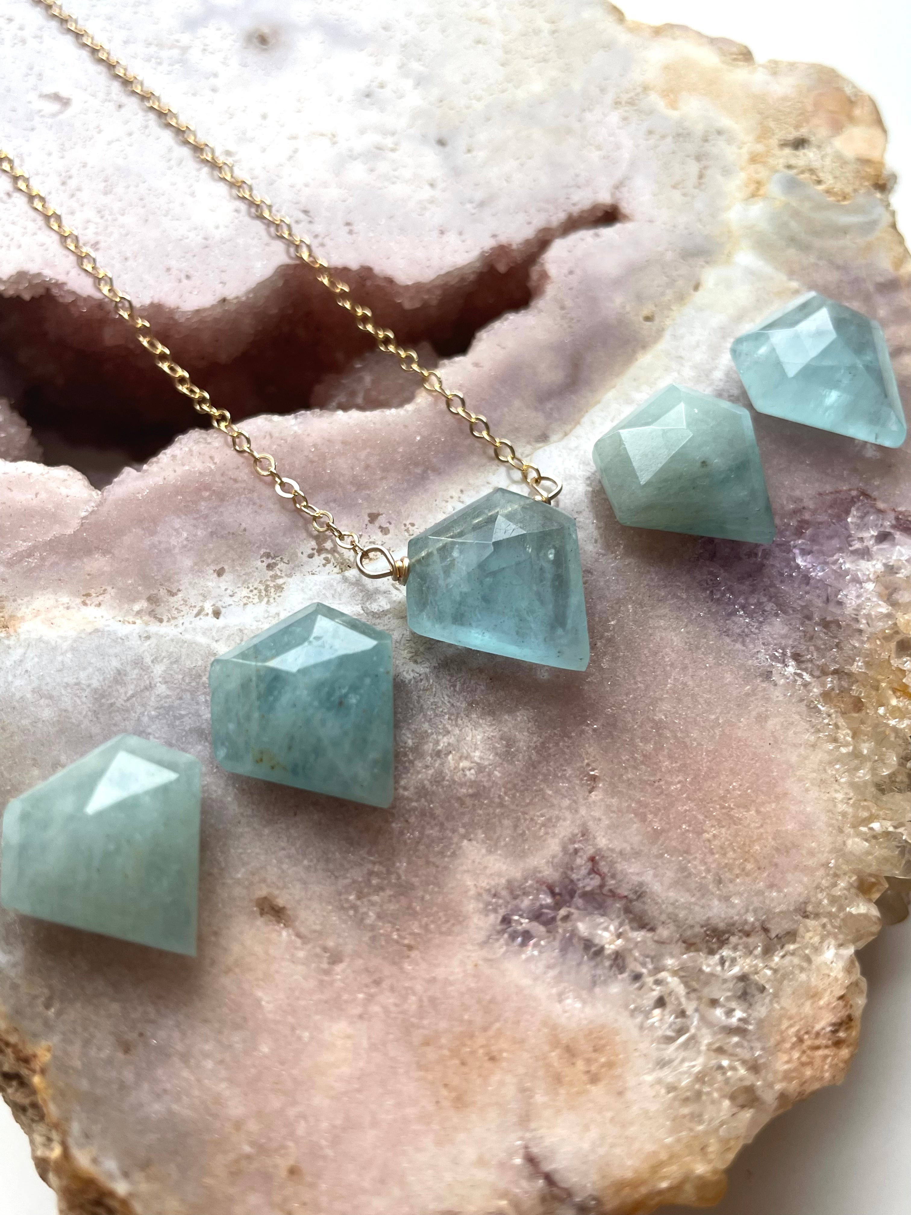 Natural Raw Aquamarine Pendant Necklace - March Birthstone Jewelry for Women, Birthday Gift, Healing Crystal, Boho Chic Style | Perfect for Everyday Wear, Special Occasions & Spiritual Healing