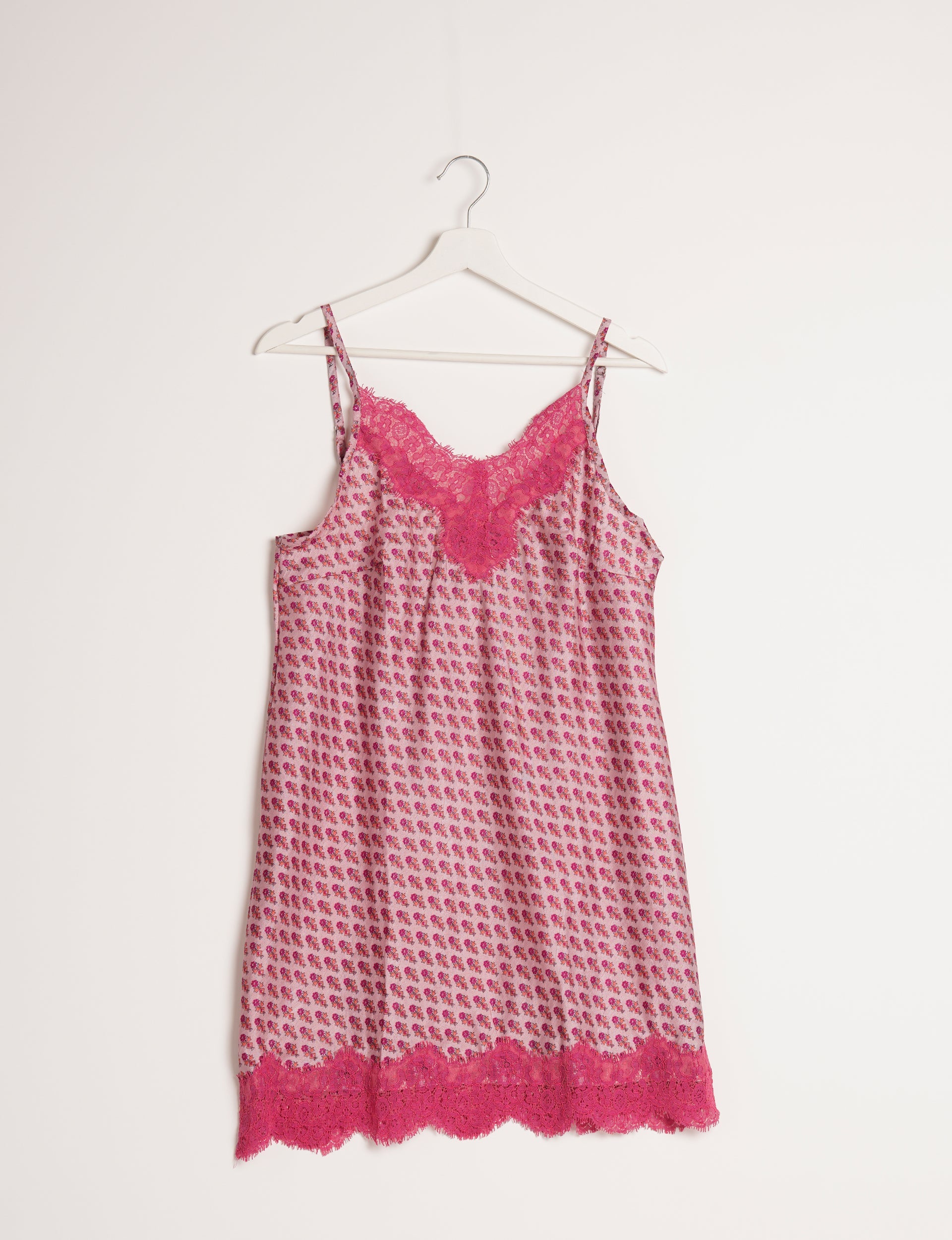 Comfortable Women's Night Dress 04 - Soft Sleepwear for Relaxing at Home or Traveling - Perfect for Lounging, Sleeping, and Vacation Wear
