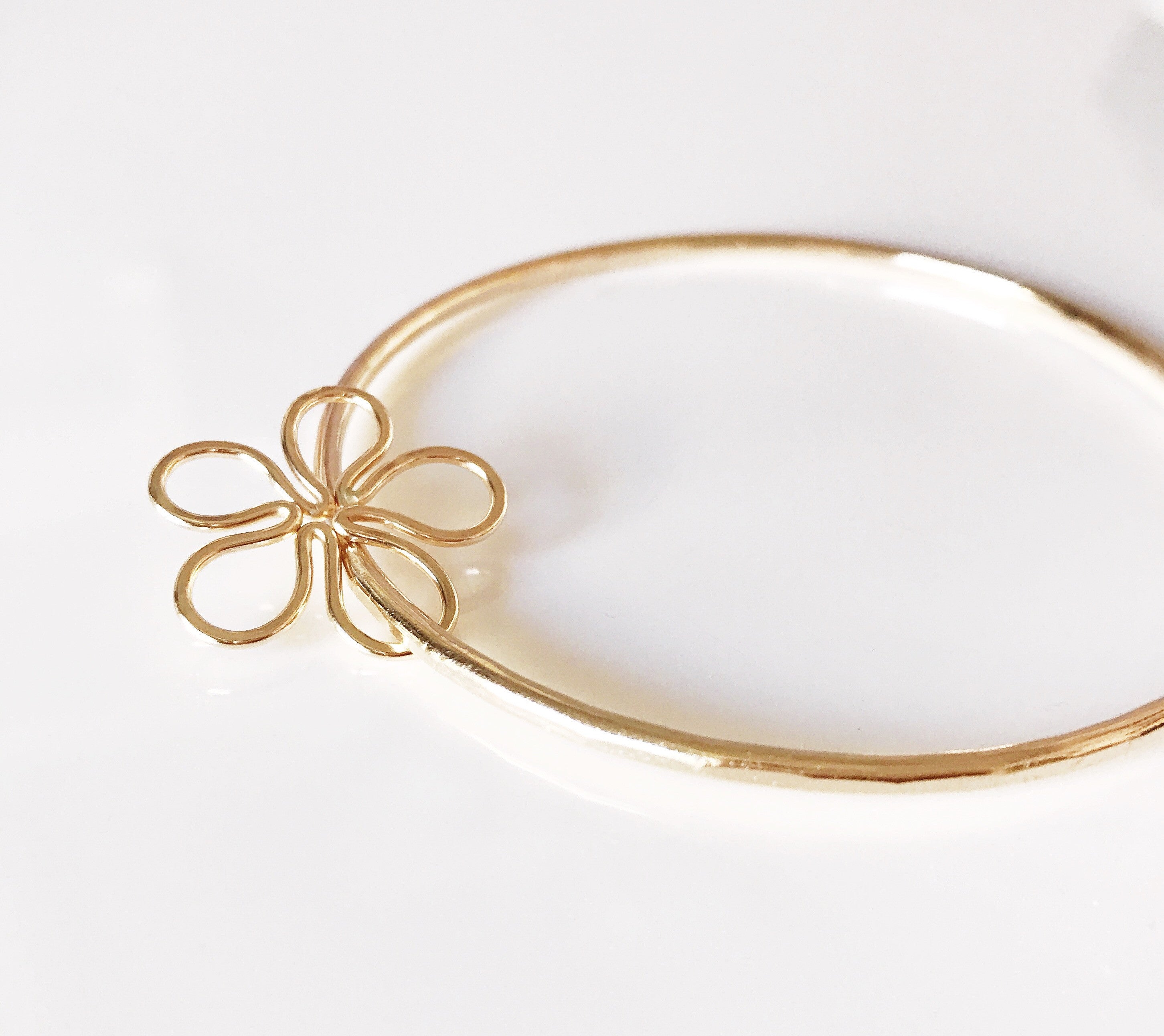 Bangle Plumeria (B326) - Stylish Floral Bangle Bracelet for Women, Perfect for Beach, Summer, and Boho Fashion