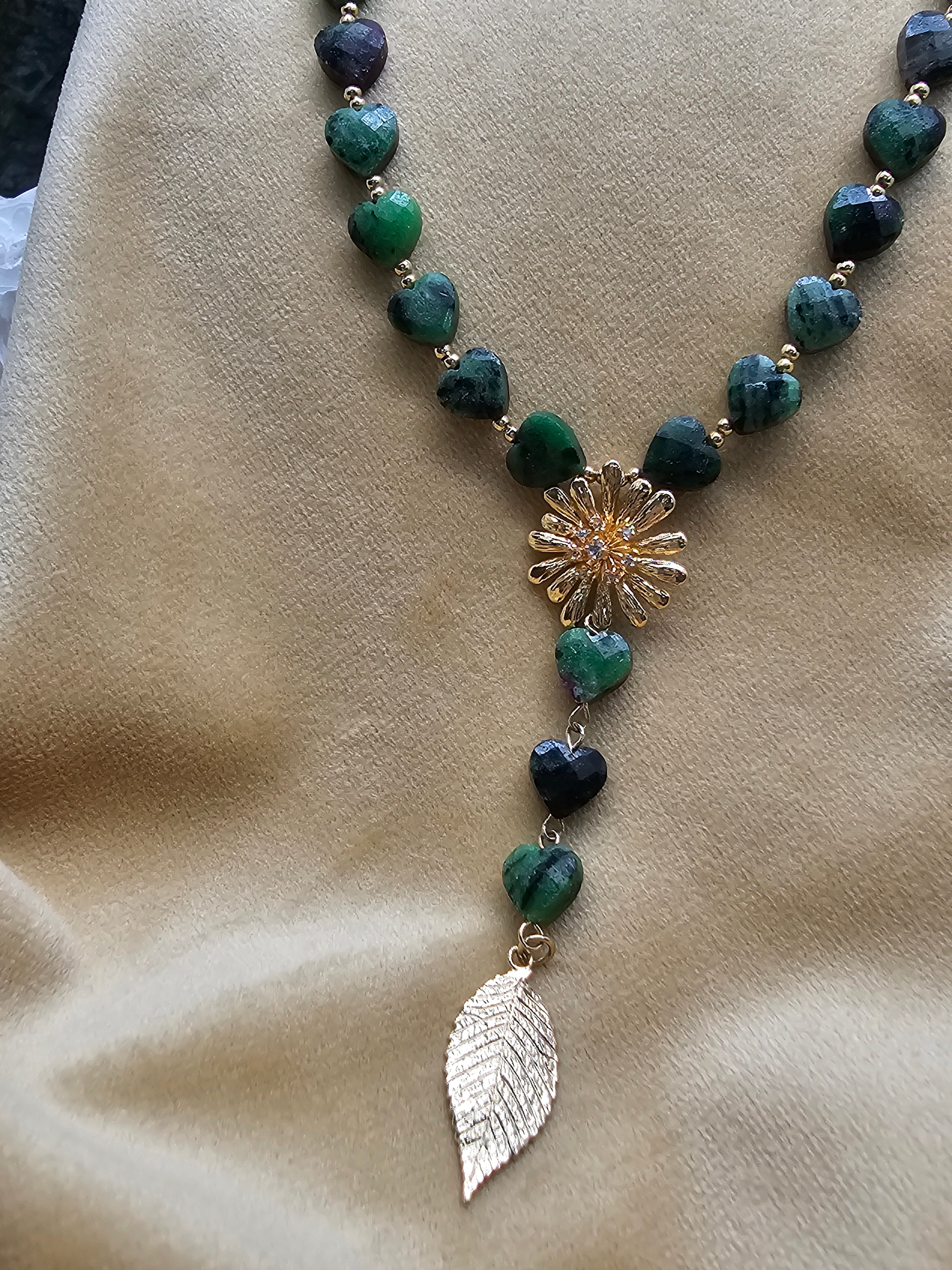 Heart Shaped Green Gemstone Daisy Flower Pendant Necklace for Women - Elegant Bohemian Jewelry Gift for Valentine's Day, Anniversary & Special Occasions