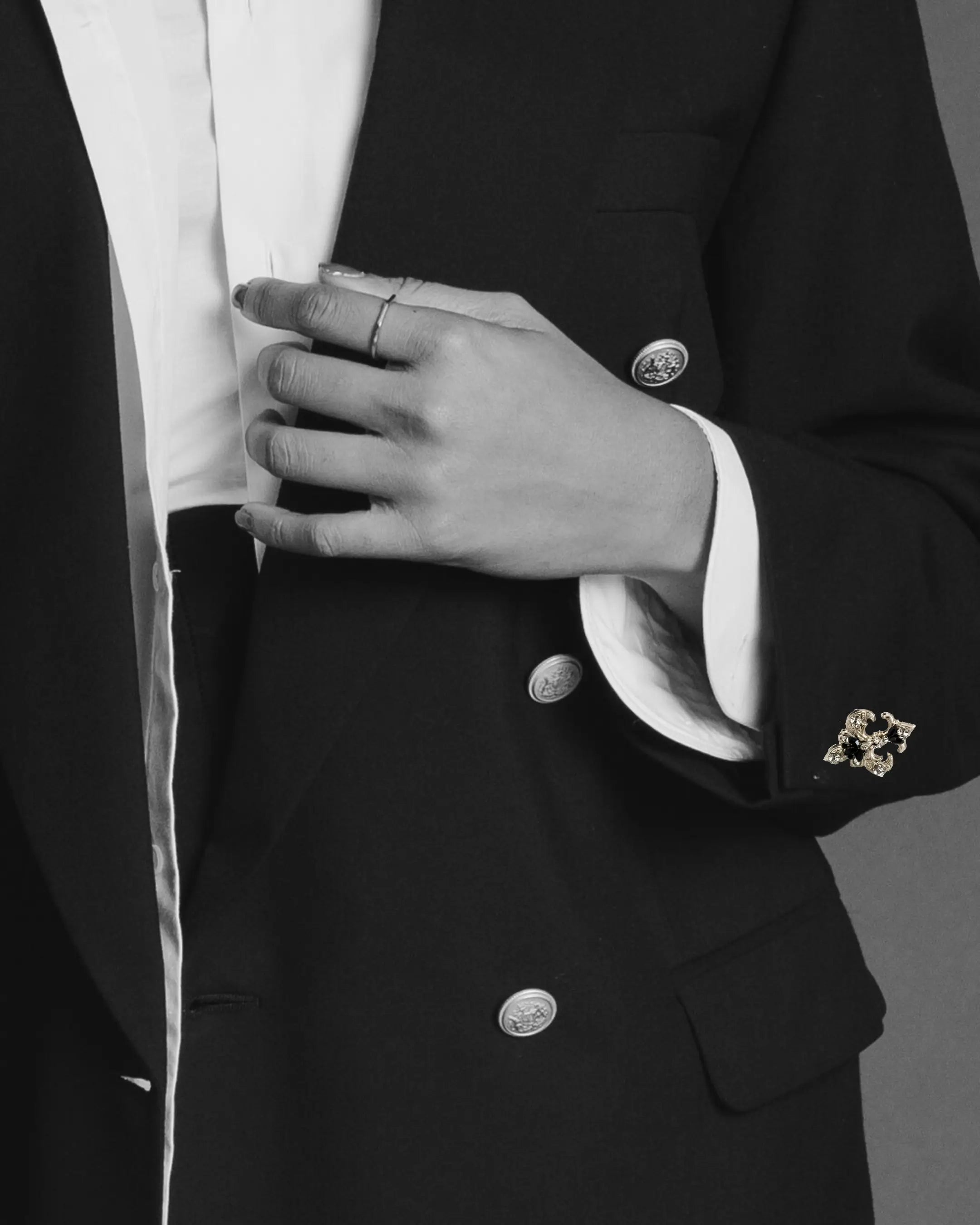 Elegant Leo Zodiac Cufflinks for Men - Gold & Silver Lion Signet Cuff Links - Perfect for Weddings, Business Meetings & Formal Events