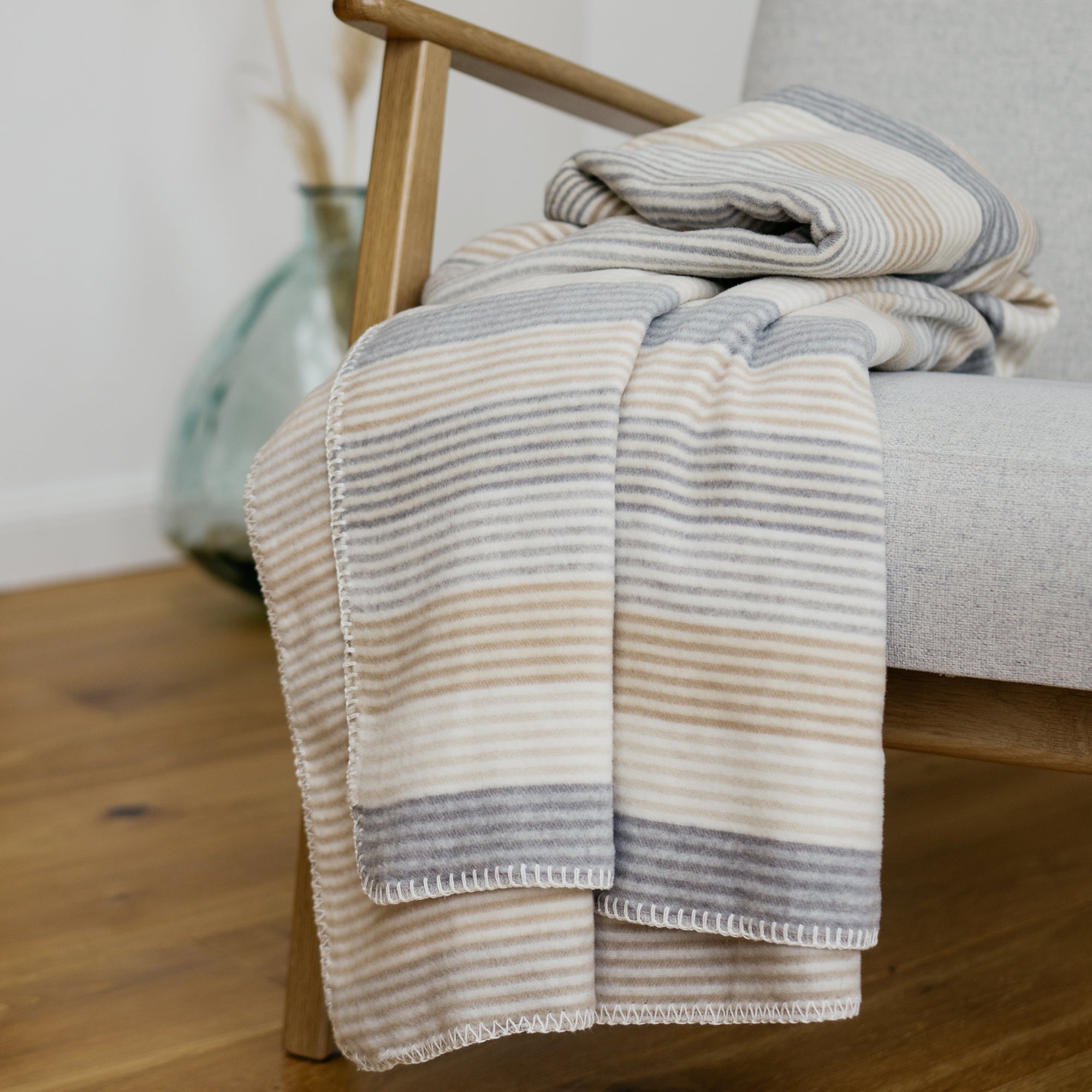 Ibena Almada Premium Soft Luxury Blanket - Beige & Grey - Cozy Throw for Bed, Sofa, and Travel - Ultra-Plush & Warm Fleece Blanket for Home Decor, Gifts, and Relaxation