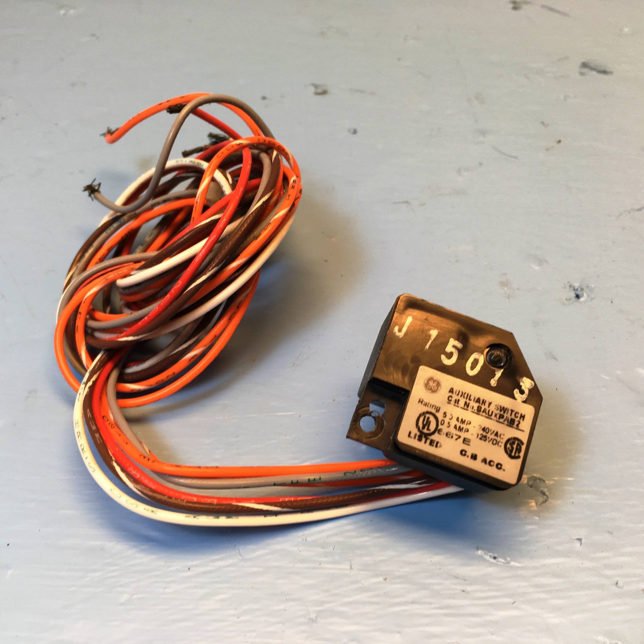 GE General Electric SAUXPAB2 Auxiliary Switch 5 Amp 240V AC for Spectra Circuit Breaker - Compatible with Electrical Panels & Industrial Control Systems