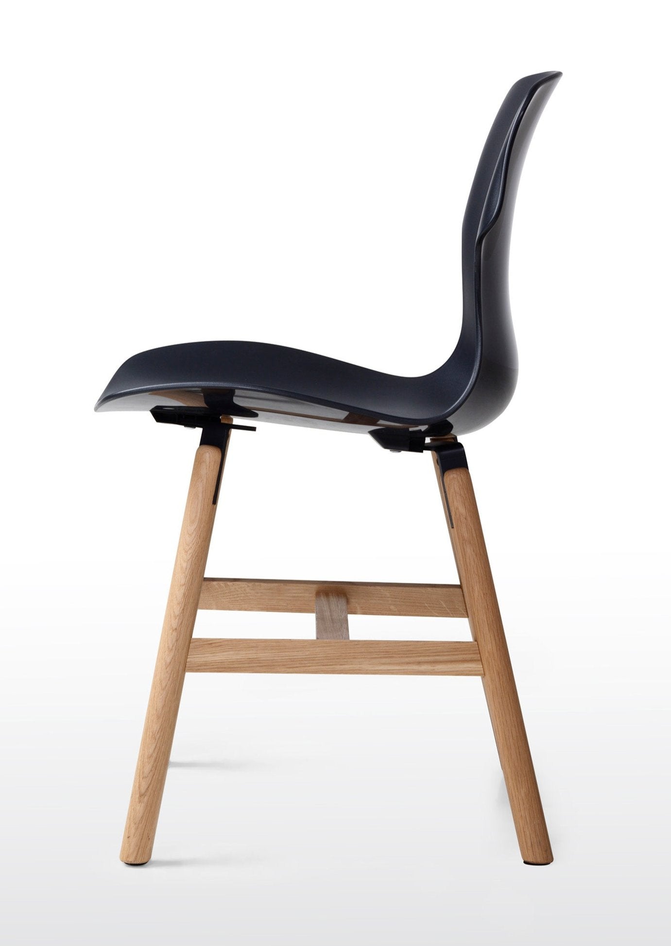 Casamania Stereo Wood Polypropylene Chair - Modern Dining Chair for Kitchen, Restaurant & Office - Ergonomic Design with Wooden Legs & Polypropylene Seat