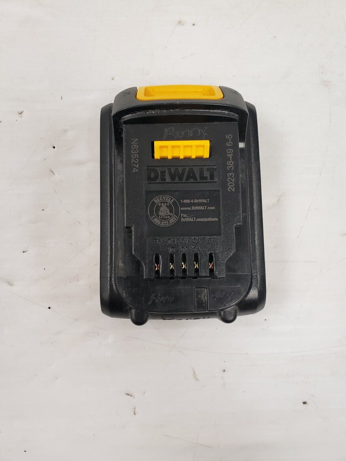 DEWALT DCB201 20V MAX Lithium-Ion Battery Pack - Compatible with DEWALT 20V Tools - Perfect for Drills, Saws & Power Tools - Ideal for Construction, DIY & Home Improvement Projects