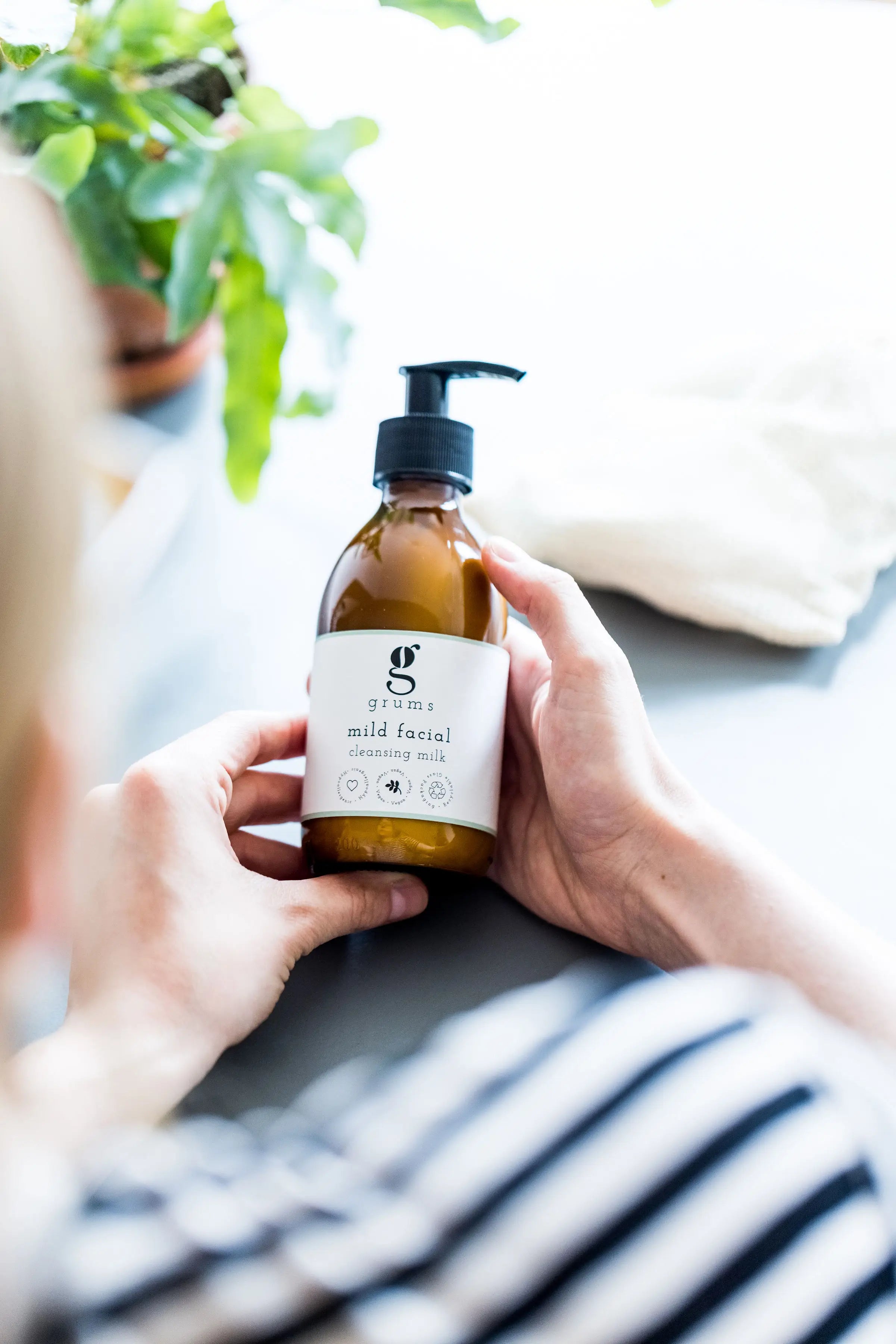 Gentle Facial Cleansing Milk for Sensitive Skin - Hydrating & Soothing Daily Face Wash - Perfect for Morning & Night Skincare Routine