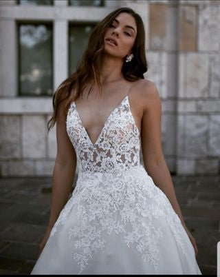 Erin Cole Demi Sample Gown - Elegant Wedding Dress for Brides & Formal Events | Perfect for Bridal Showers, Photos Shoots & Special Occasions