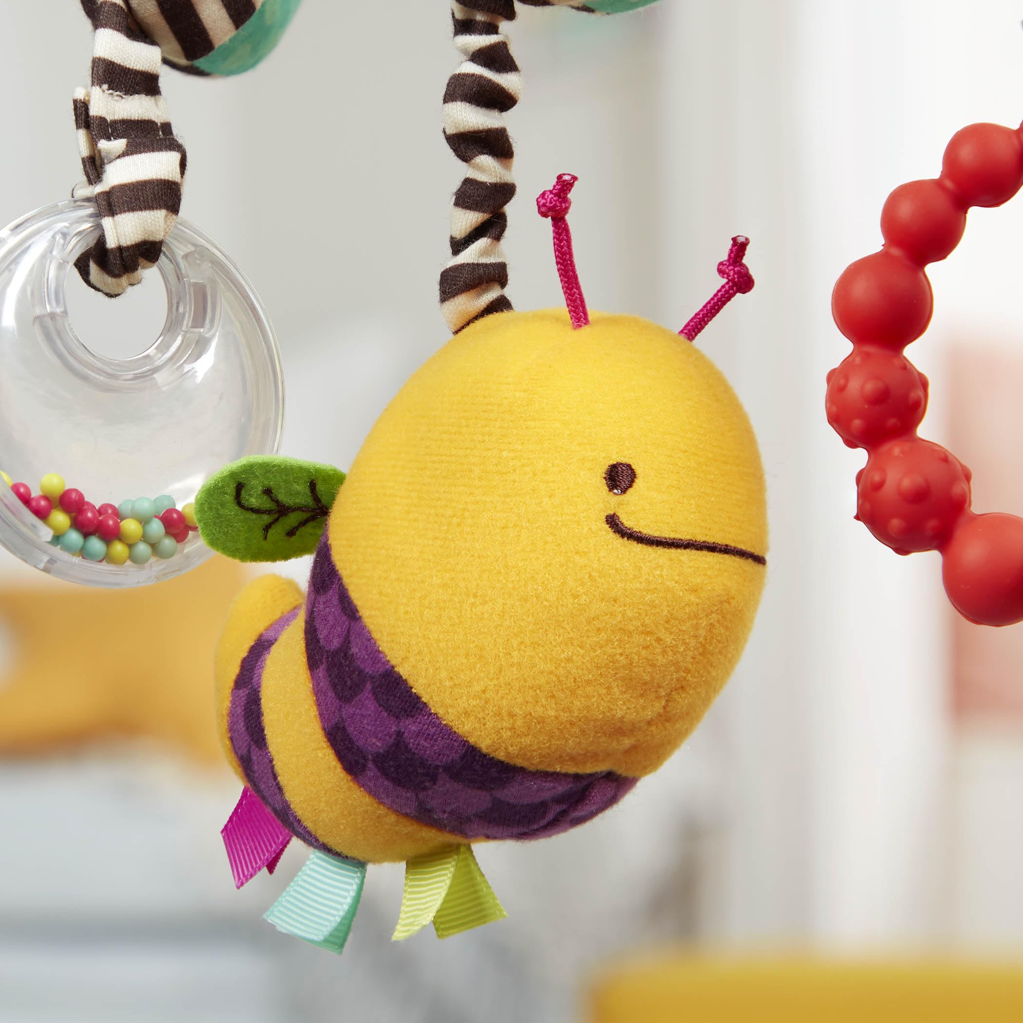 B. Toys B. Baby Wiggle Wrap - Spiral Infant Toy with 3 Hanging Attachments (Rattle, Plush Bee & Teether) - Safe for 0+ Months - Perfect for Car Seat, Stroller & Crib - Stimulating Developmental Baby Toy for Sensory Play & Travel Entertainment