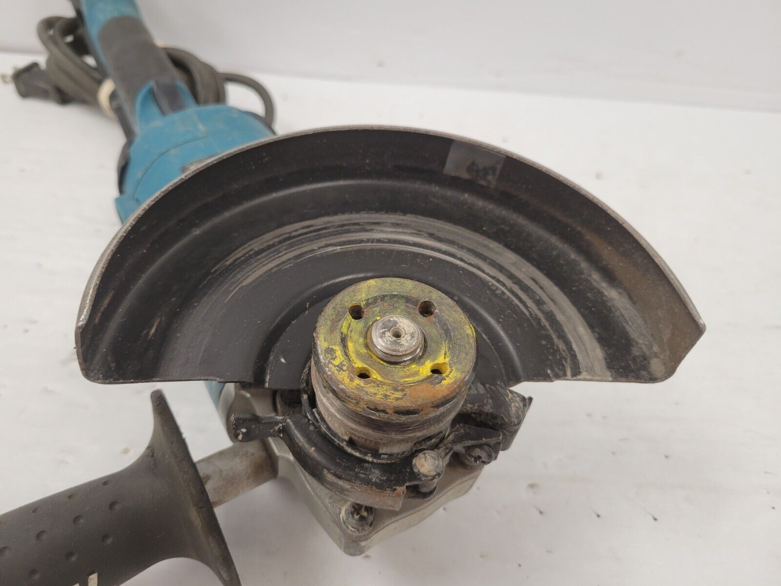 Makita GA6020 6-Inch Angle Grinder with 10 Amp Motor - Perfect for Metal Cutting, Grinding, and Polishing in Construction and DIY Projects