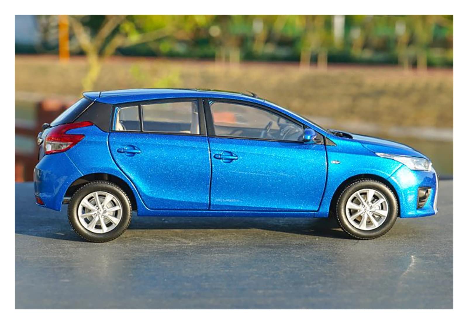 1:18 Scale Toyota Z Select Alloy Die-Cast Model Car - High-Quality Simulation Toy for Collectors, Gifts, and Display - Perfect for Car Enthusiasts and Home/Office Decor
