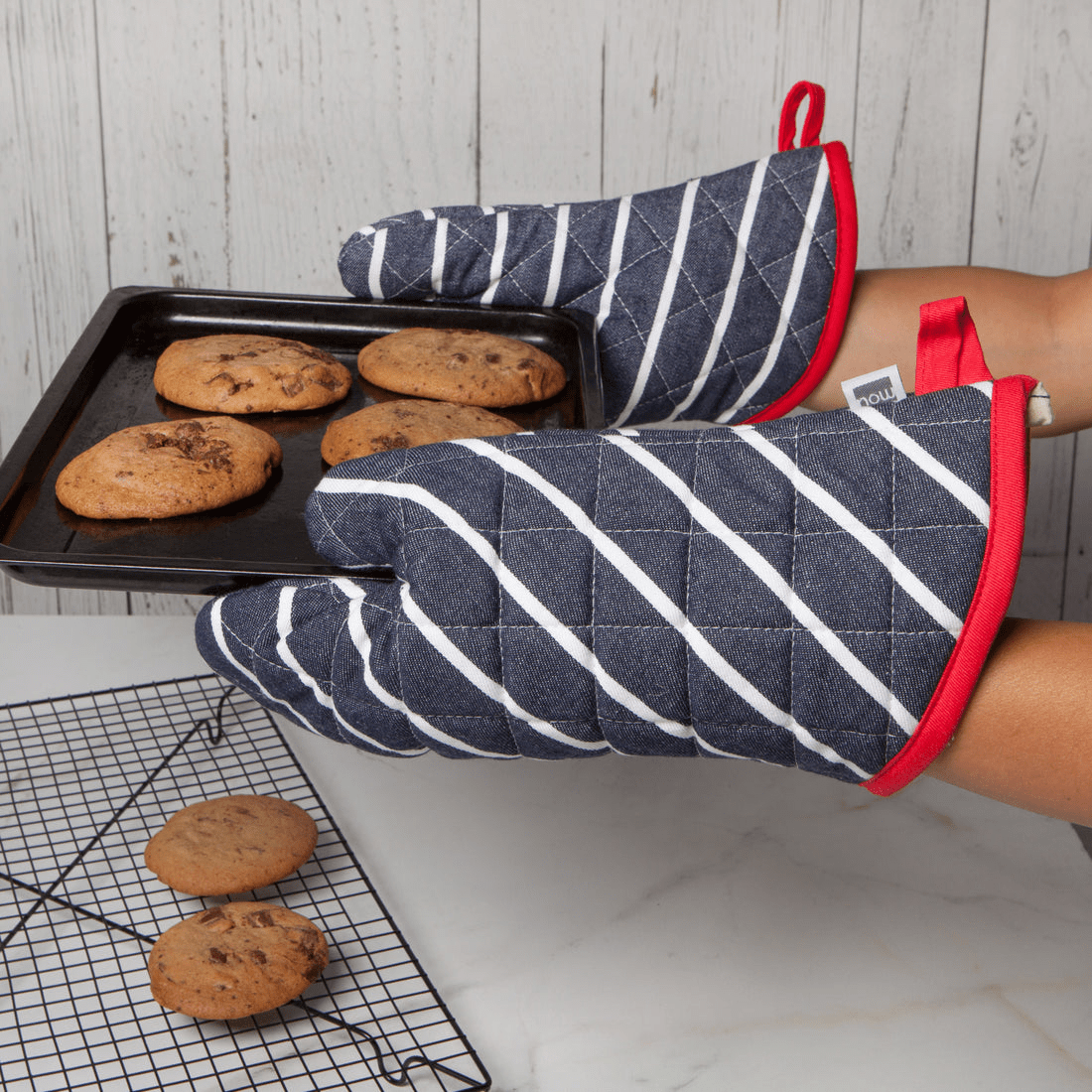 Now Designs Premium Butcher Stripe Oven Mitt - Heat Resistant Kitchen Glove for Baking, Grilling & Cooking - Perfect for Home Chefs & BBQ Enthusiasts