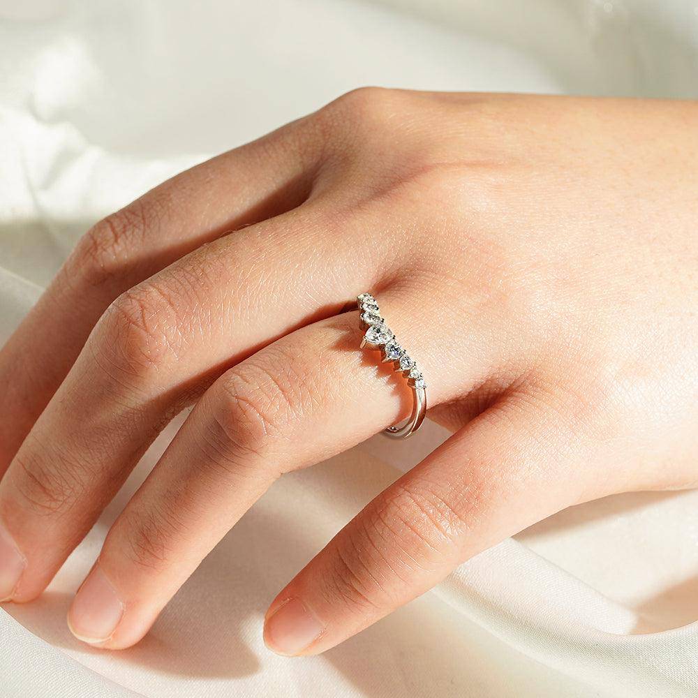 Exquisite Curved Pear & Round Moissanite Wedding Band - Elegant Anniversary Ring for Women - Perfect for Engagement, Proposal & Special Occasions