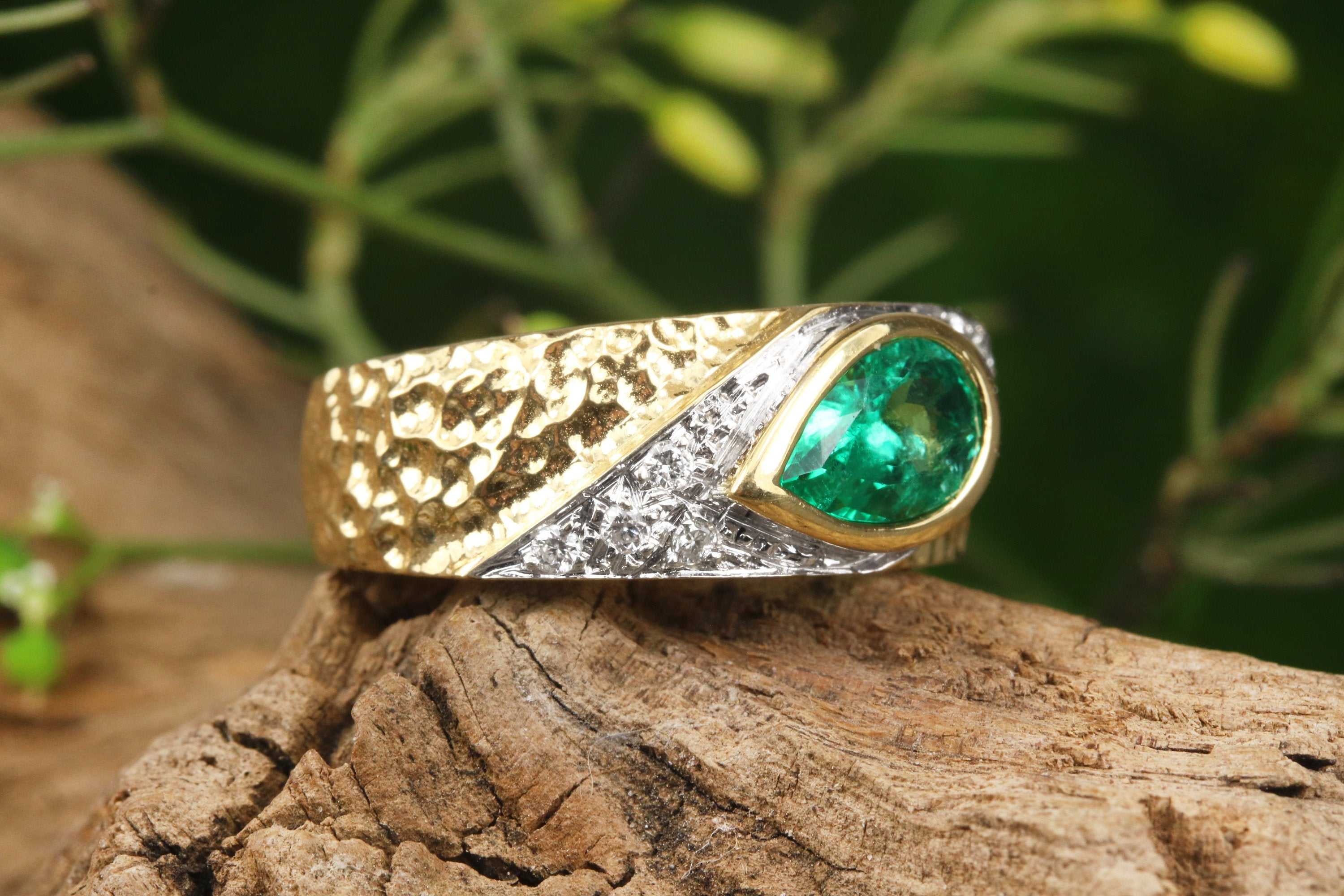 1.10tcw Vivid Green Tear Drop Emerald & Diamond Bezel Ring in 18K Gold - Elegant Jewelry for Weddings, Anniversaries & Special Occasions