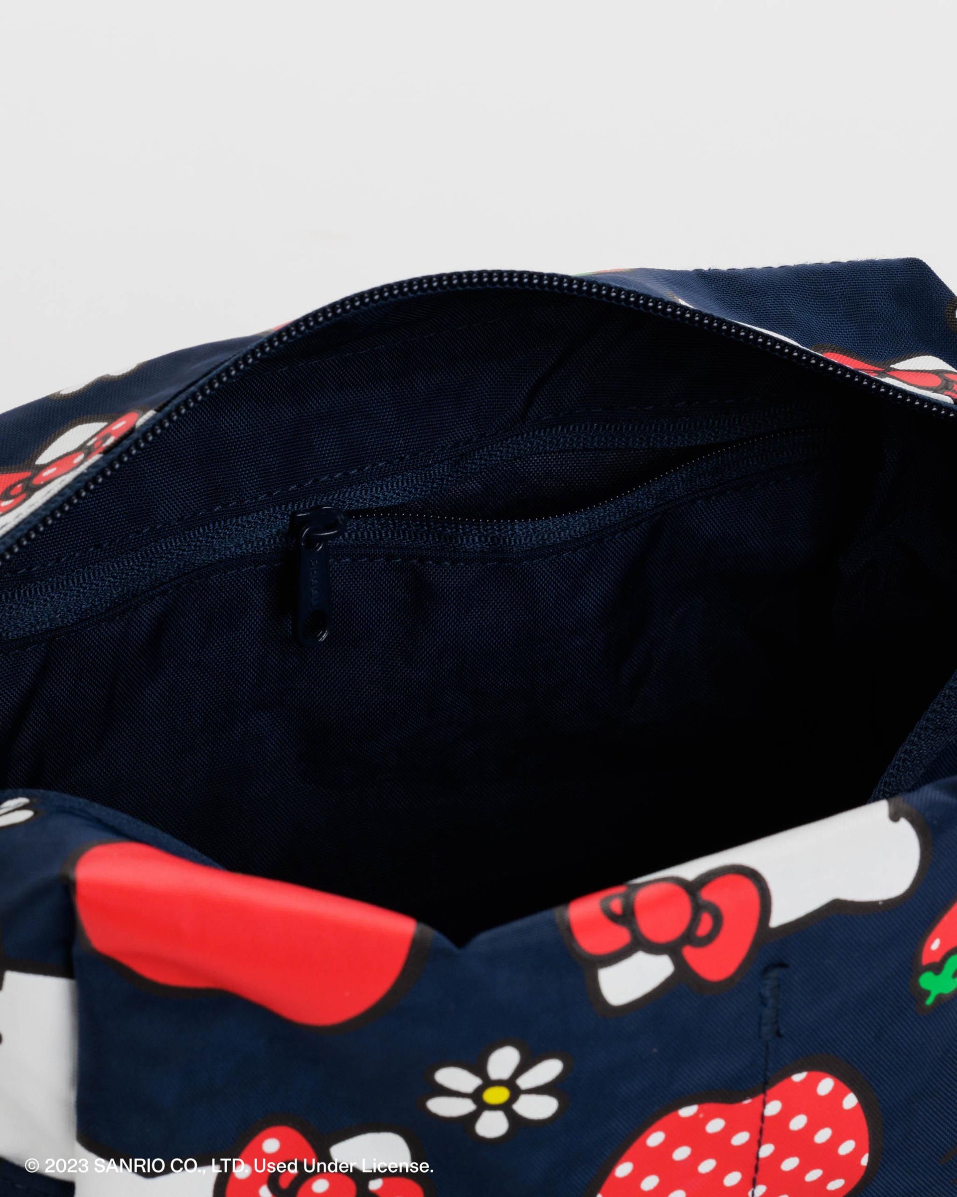 BAGGU Hello Kitty Apple Print Dopp Kit - Travel Toiletry Bag for Women & Girls, Perfect for Gym, Vacation & Weekend Getaways