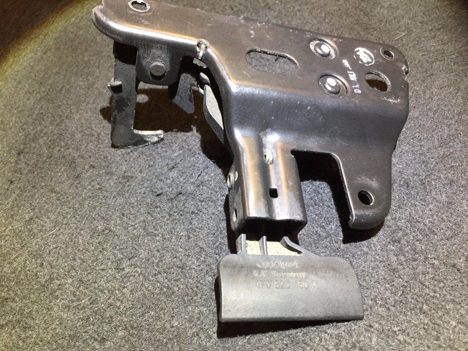 05-08 Audi A6 C6 Hood Safety Catch Lock 4F0823480A OEM Replacement - Perfect for Engine Maintenance & Car Repair