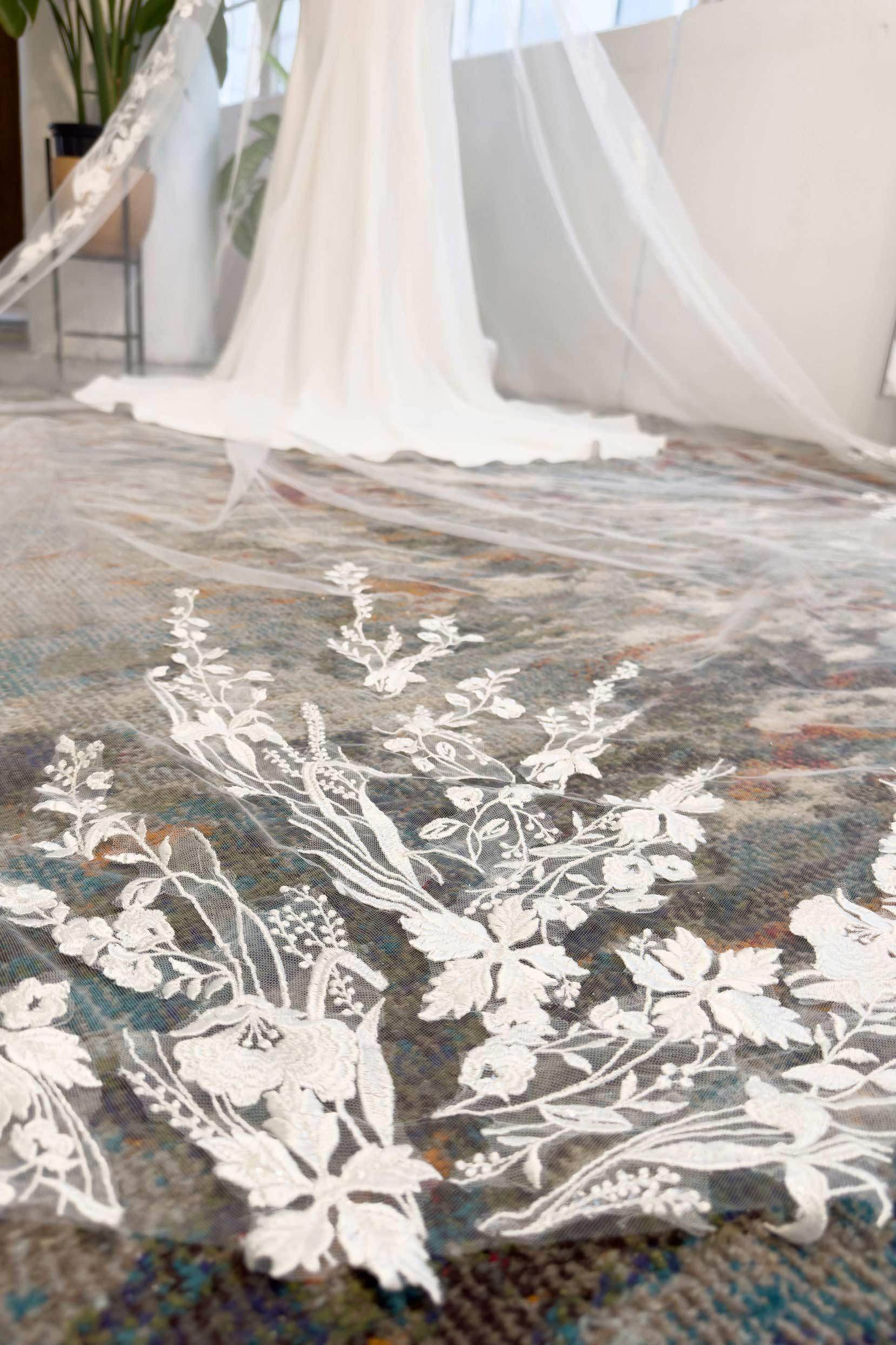 Elegant One-Tier Lace Edge Tulle Chapel Wedding Veil with Appliques CV0329 - Perfect for Bridal Ceremonies, Church Weddings & Formal Occasions