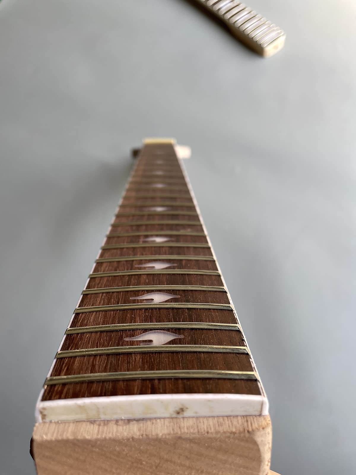 Yinfente® 25.5 Inch Electric Guitar Neck Replacement with Rosewood Fretboard - 22 Frets Unfinished Maple Neck for DIY Guitar Repair & Custom Builds - Perfect for Fender Stratocaster Style Guitars