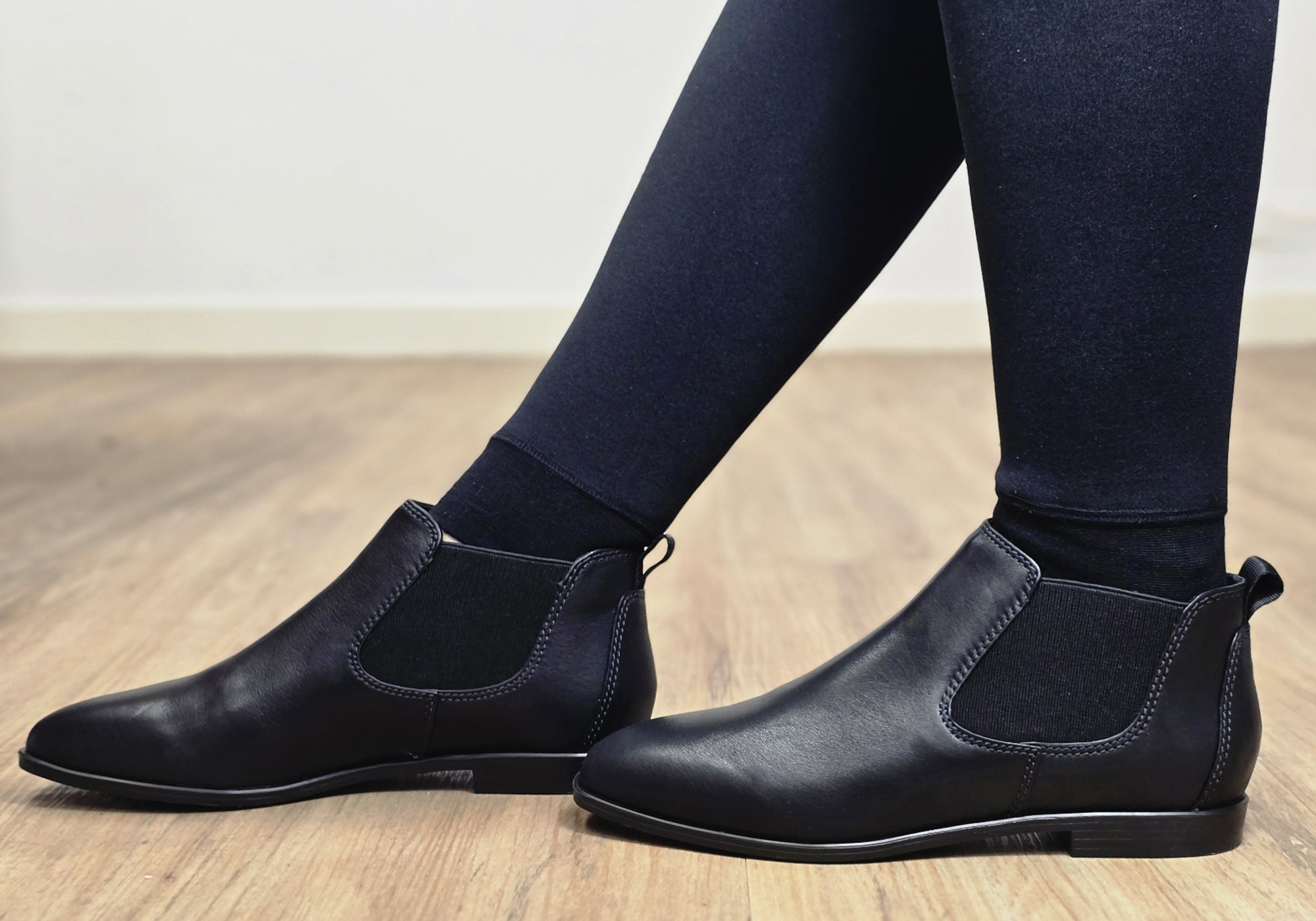 Hush Puppies Zeda Women's Leather Comfortable Ankle Boots - Stylish & Supportive Footwear for Work, Travel & Everyday Wear