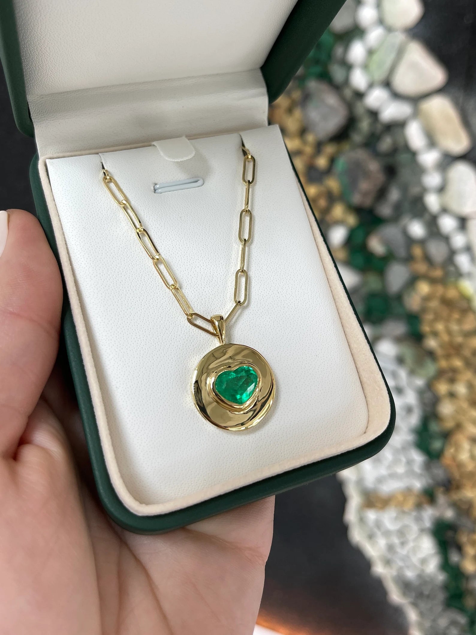 2.30 Carat 18K Gold Emerald Heart Signet Pendant Necklace - Elegant Jewelry Gift for Women, Perfect for Valentine's Day, Anniversary & Special Occasions
